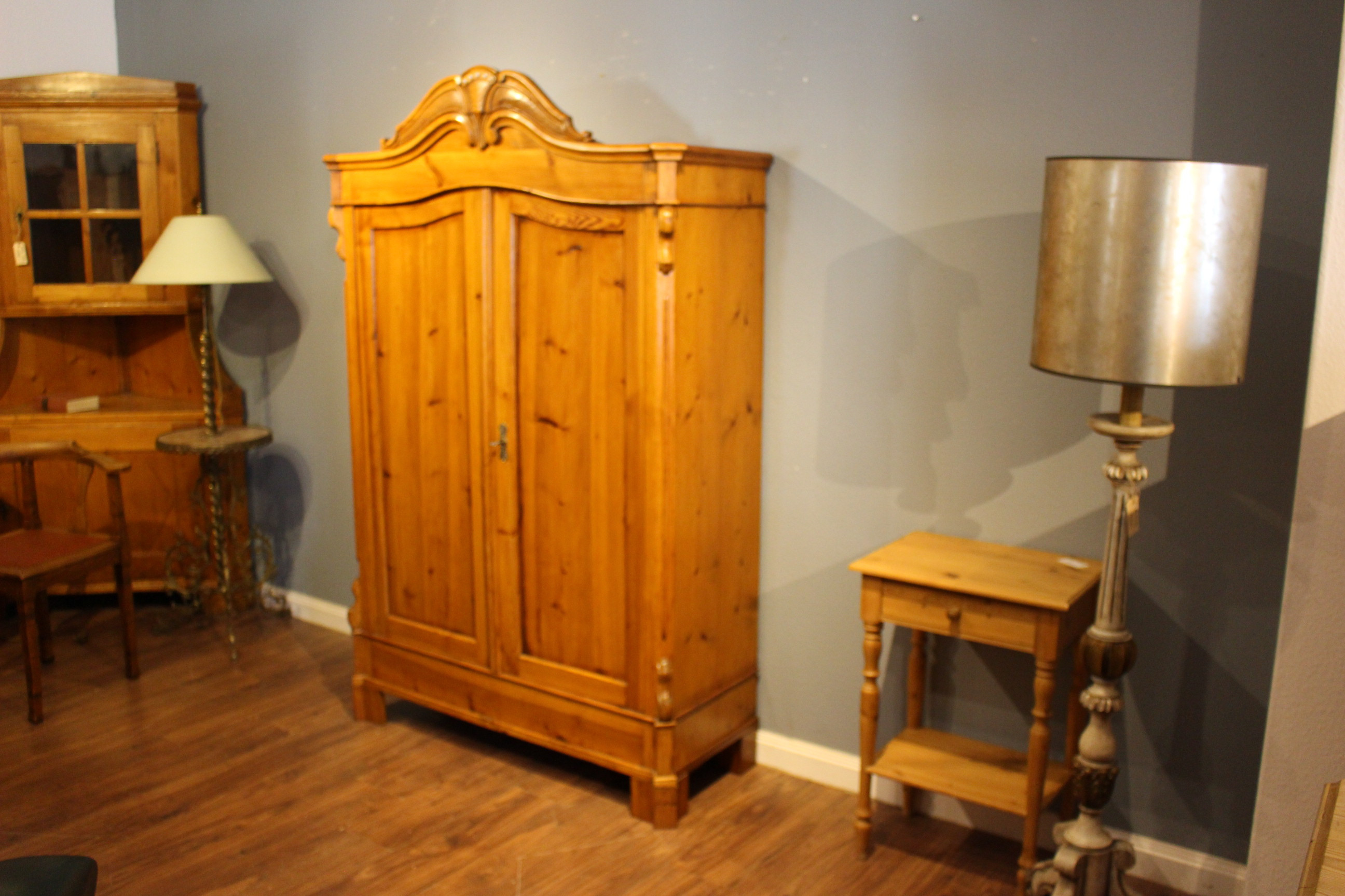 antiker Wäscheschrank,  zweitürig mit geschitzem Rundbogen Louis Philippe-Stil (Art.-Nr. 04253)