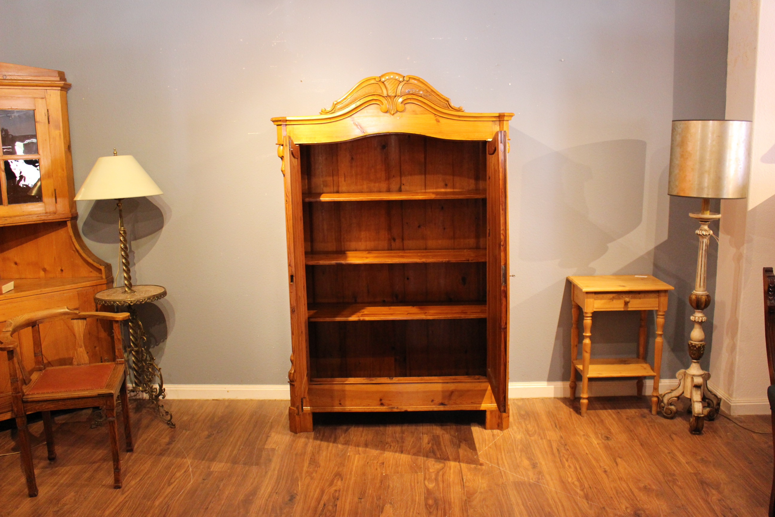 antiker Wäscheschrank,  zweitürig mit geschitzem Rundbogen Louis Philippe-Stil (Art.-Nr. 04253)