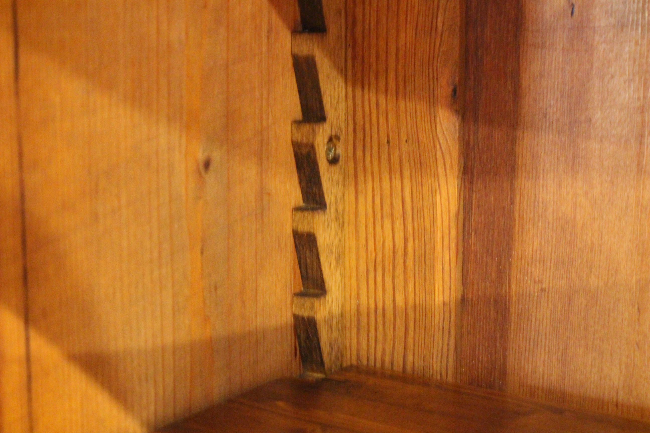 antiker Wäscheschrank,  zweitürig mit geschitzem Rundbogen Louis Philippe-Stil (Art.-Nr. 04253)