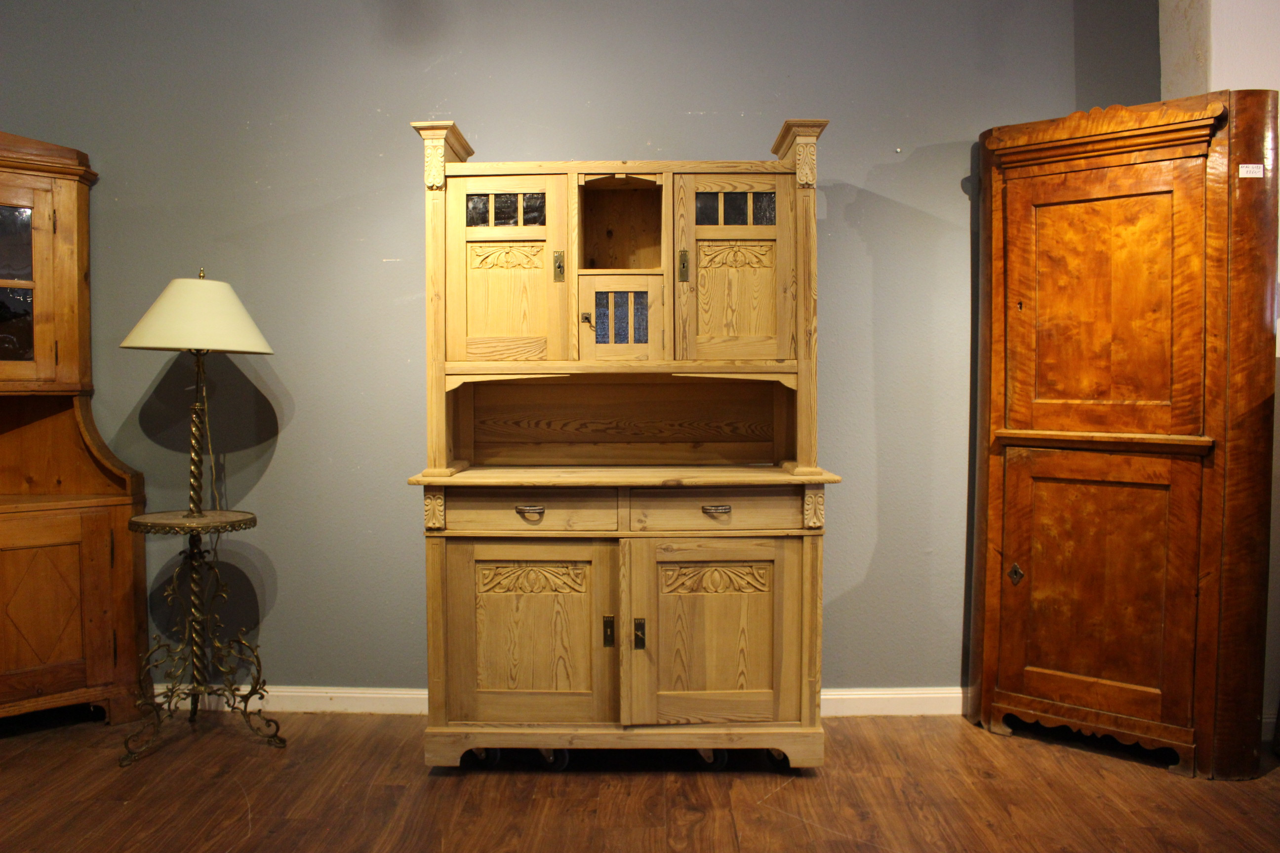 Antikes Küchenbuffet, Jugendstil mal anders.