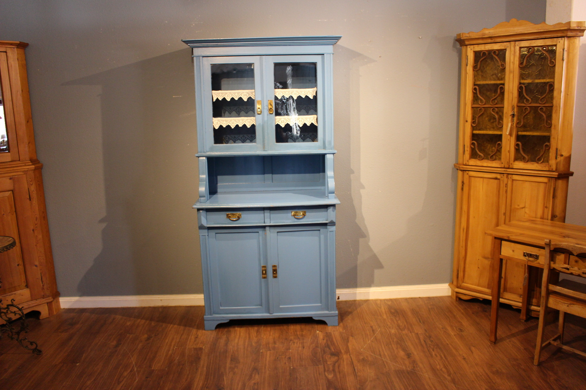 Antikes Küchenbuffet, Kiefer bemalt