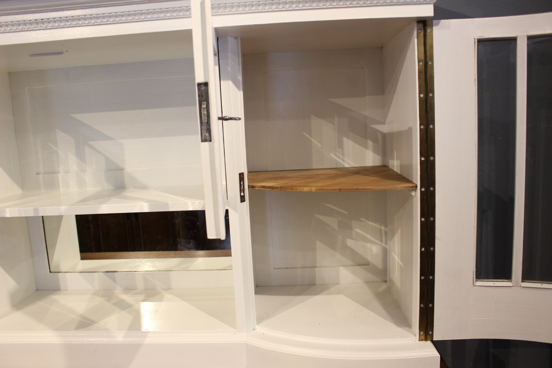 Art Deco Buffetschrank, Eiche, weiß gestrichen, Platte in natur (Art.-Nr. 04498)