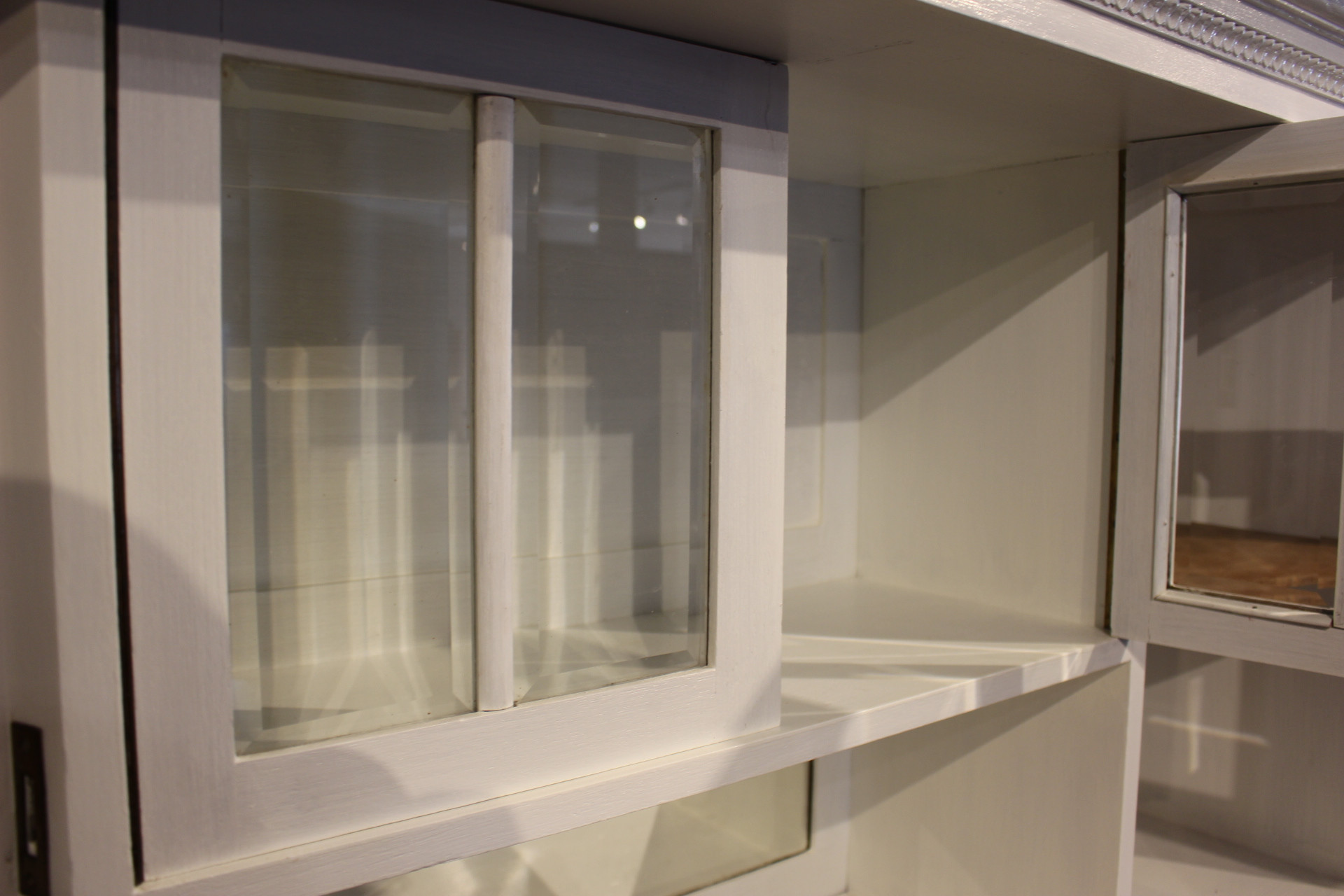 Art Deco Buffetschrank, Eiche, weiß gestrichen, Platte in natur (Art.-Nr. 04498)