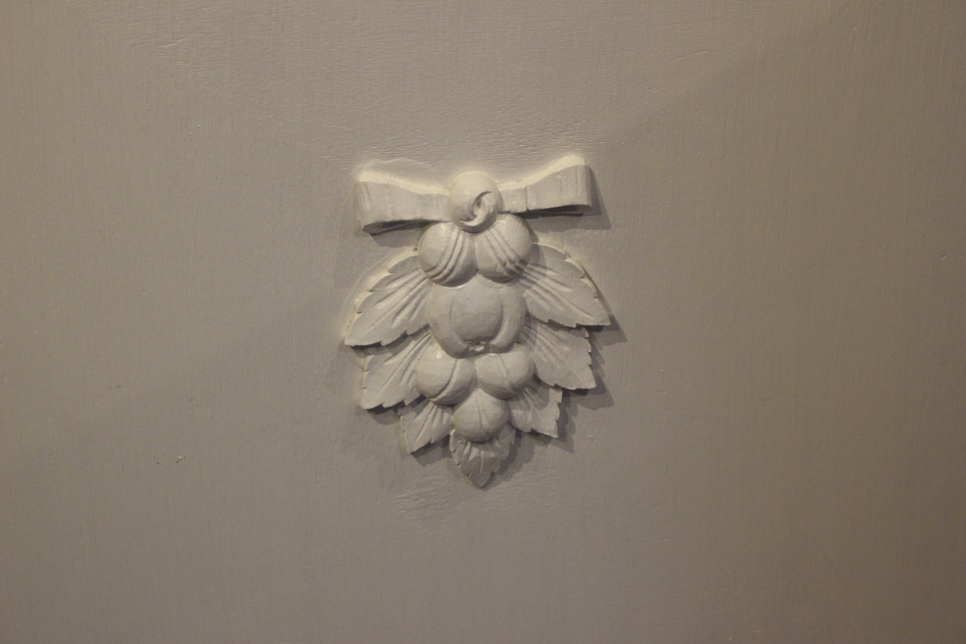 Mini Art Deco Buffetschrank, Eiche, weiß gestrichen, Platte in natur (Art.-Nr. 04498)