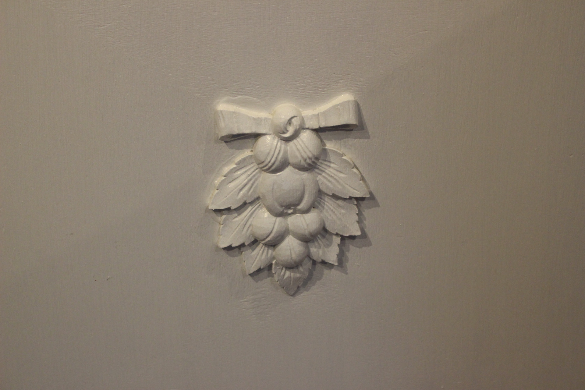 Art Deco Buffetschrank, Eiche, weiß gestrichen, Platte in natur (Art.-Nr. 04498)