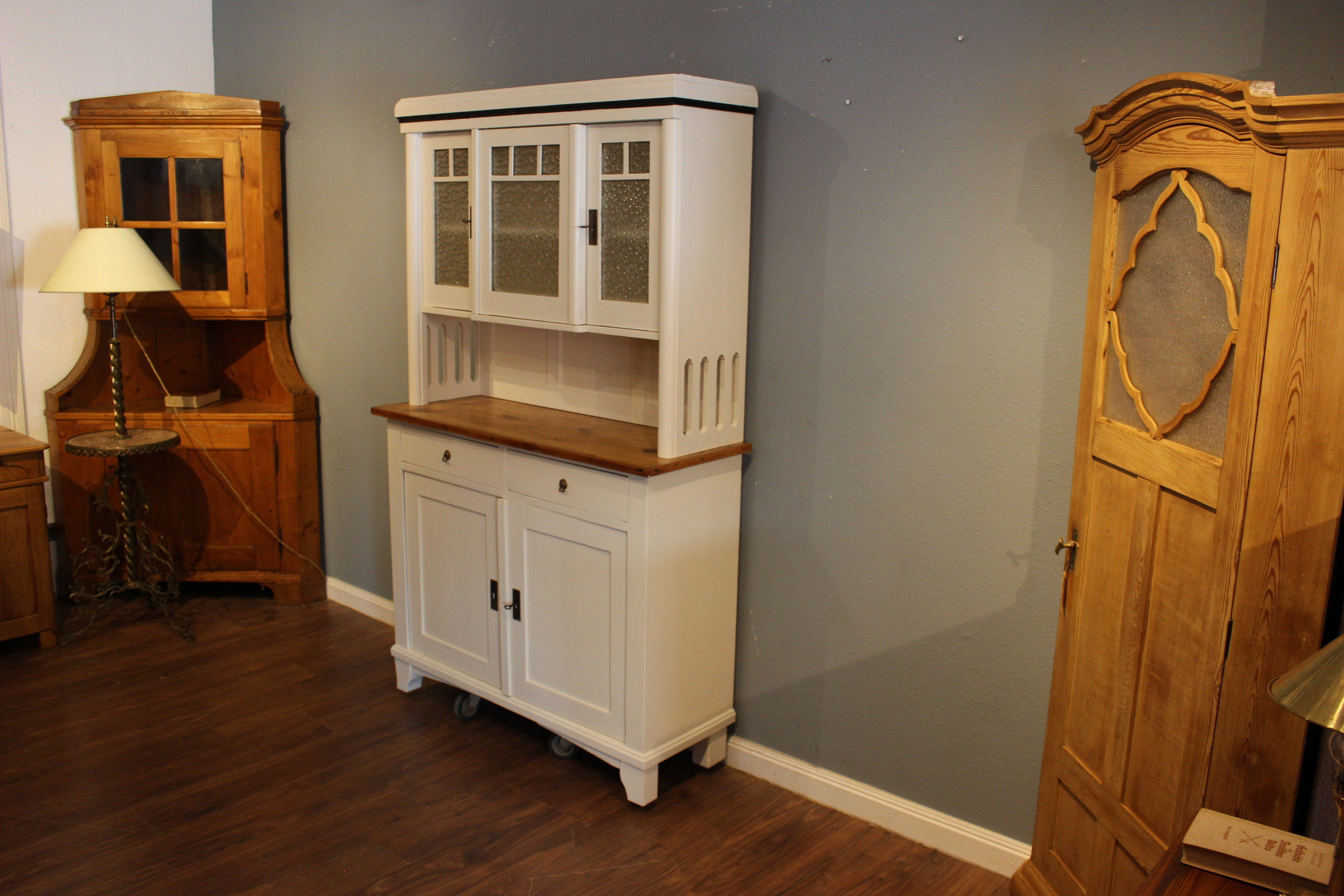 Art Deco Buffetschrank, Kiefer, weiß gestrichen, Platte in natur (Art.-Nr. 04170)