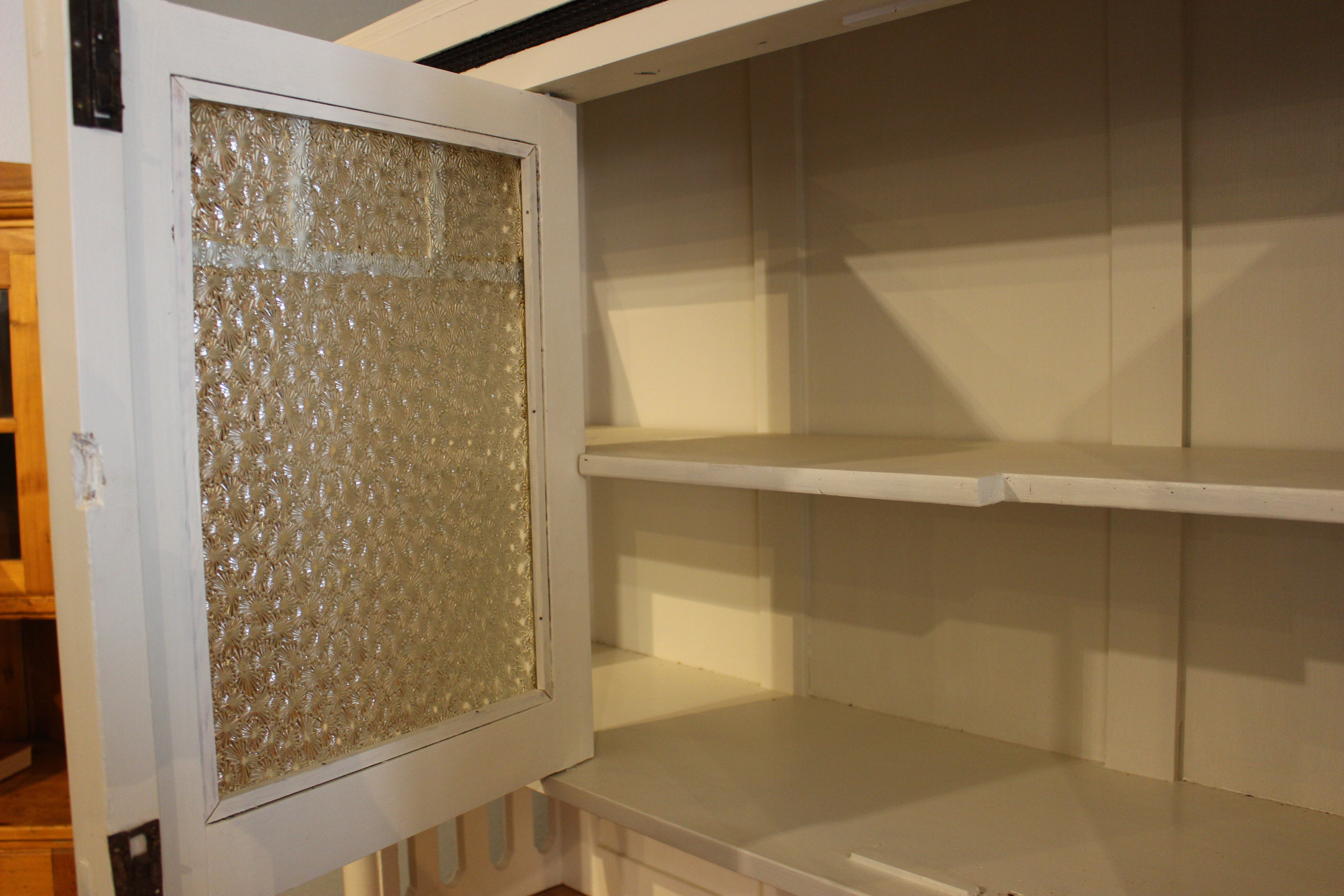 Art Deco Buffetschrank, Kiefer, weiß gestrichen, Platte in natur (Art.-Nr. 04170)