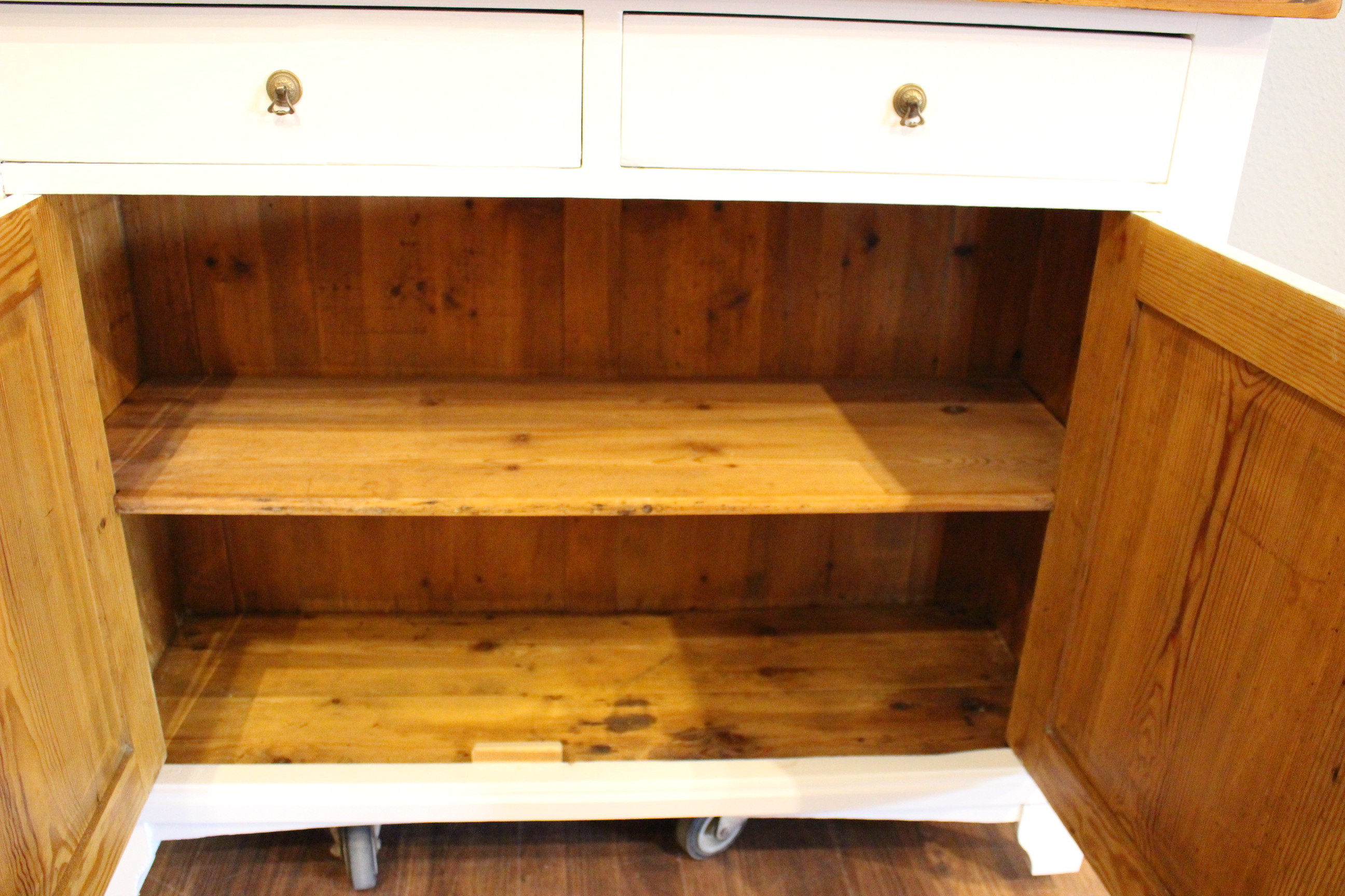 Art Deco Buffetschrank, Kiefer, weiß gestrichen, Platte in natur (Art.-Nr. 04170)