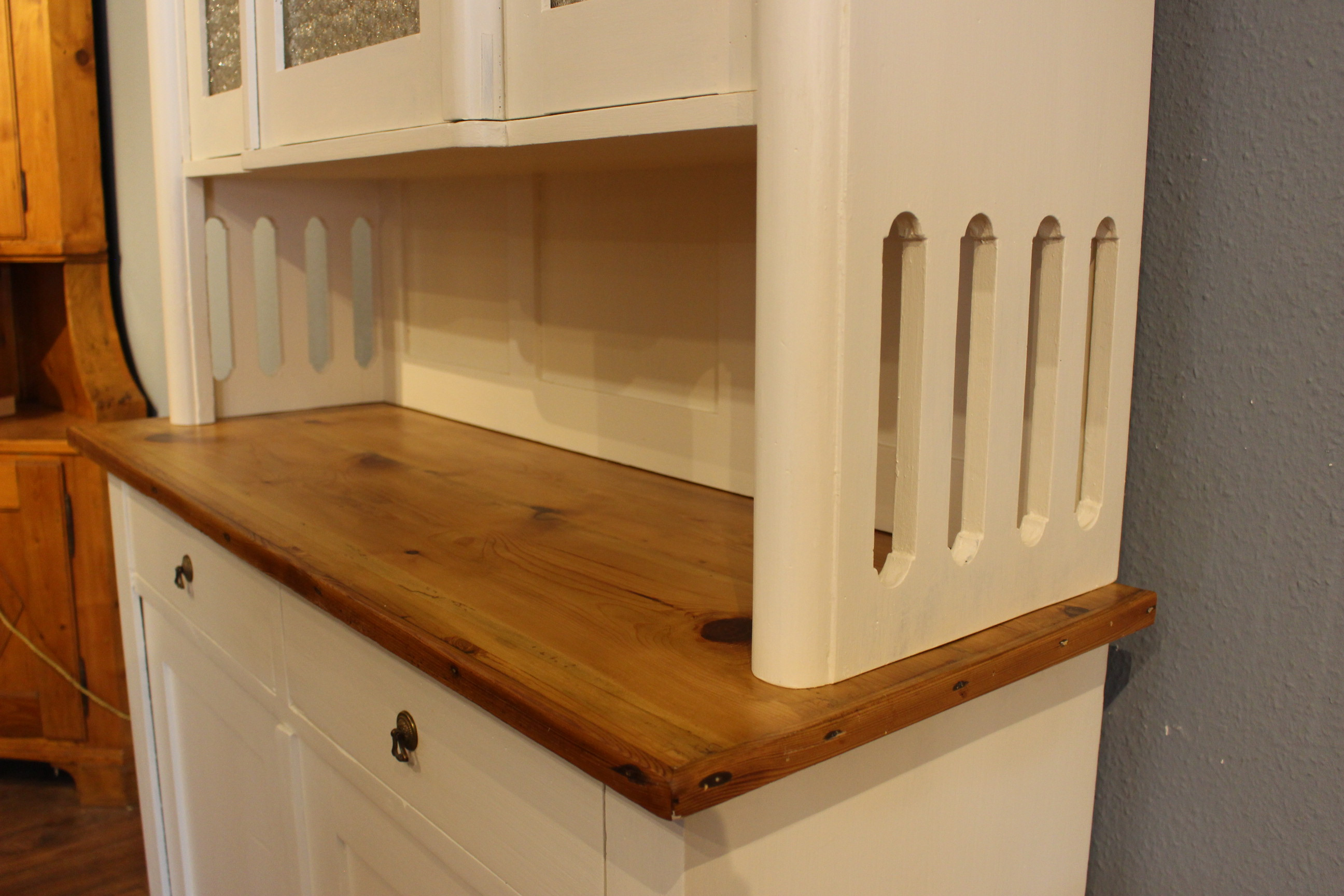Art Deco Buffetschrank, Kiefer, weiß gestrichen, Platte in natur (Art.-Nr. 04170)