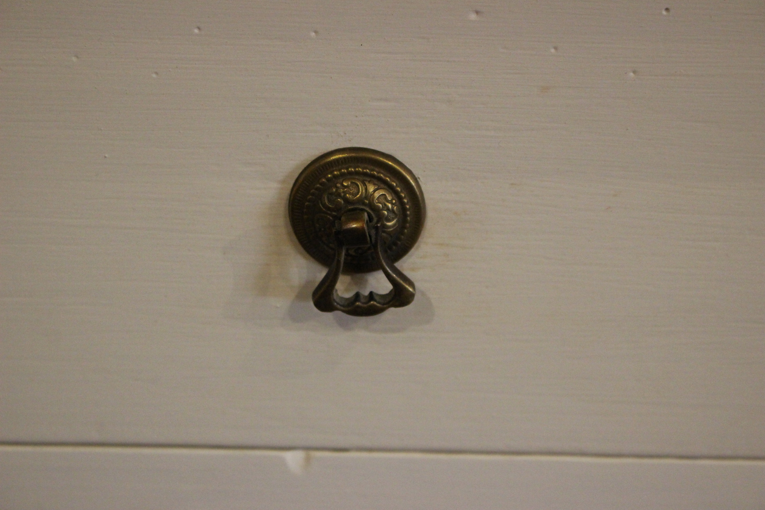 Art Deco Buffetschrank, Kiefer, weiß gestrichen, Platte in natur (Art.-Nr. 04170)