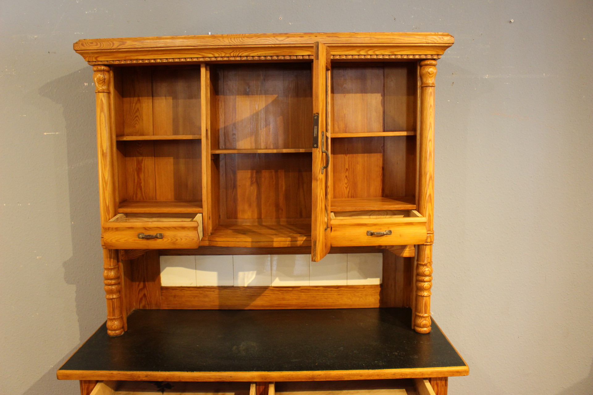 Art Deco Küchenschrank, Weichholz Kiefer (Art.-Nr. 05099)
