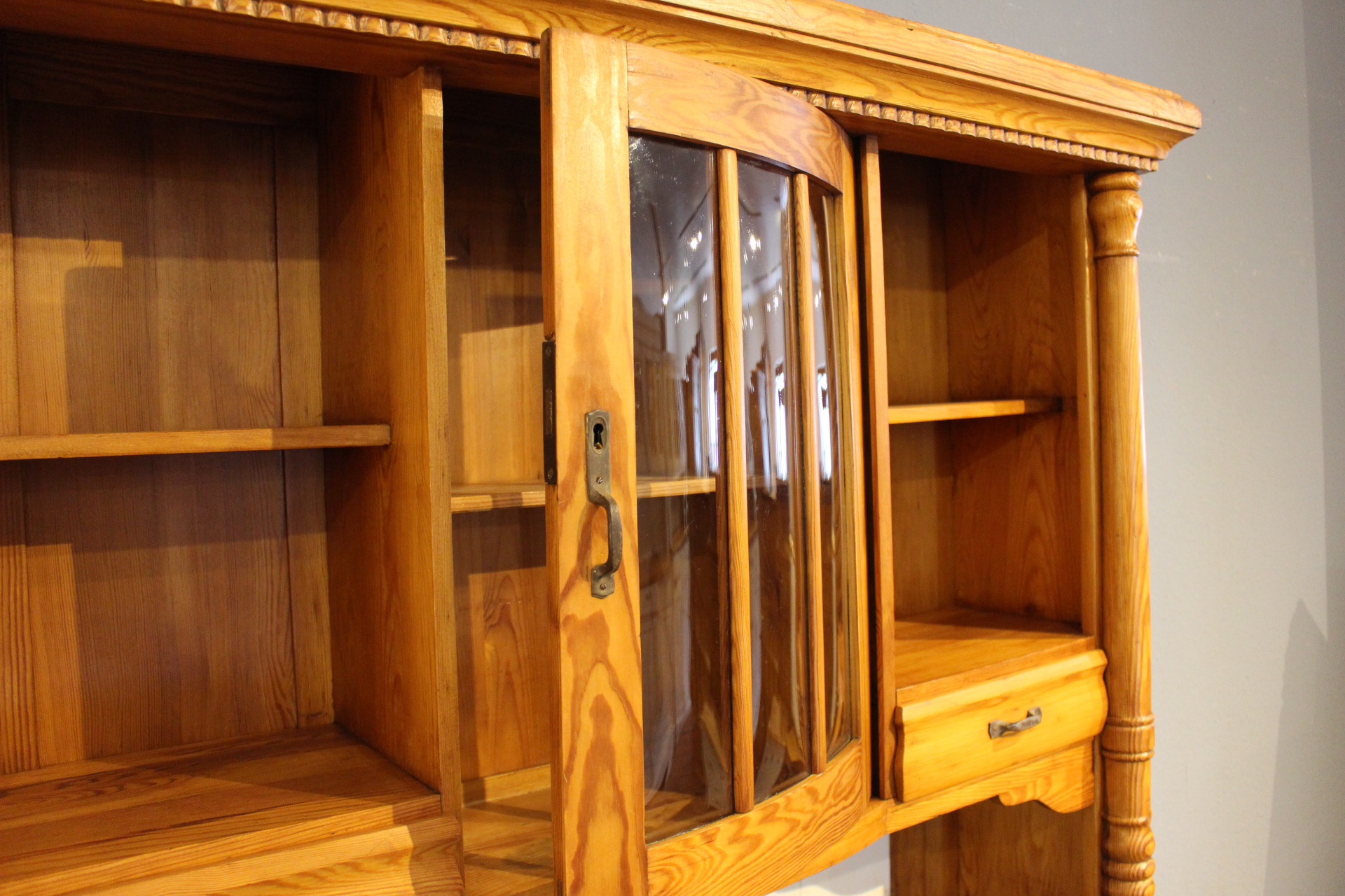 Art Deco Küchenschrank, Weichholz Kiefer (Art.-Nr. 05099)