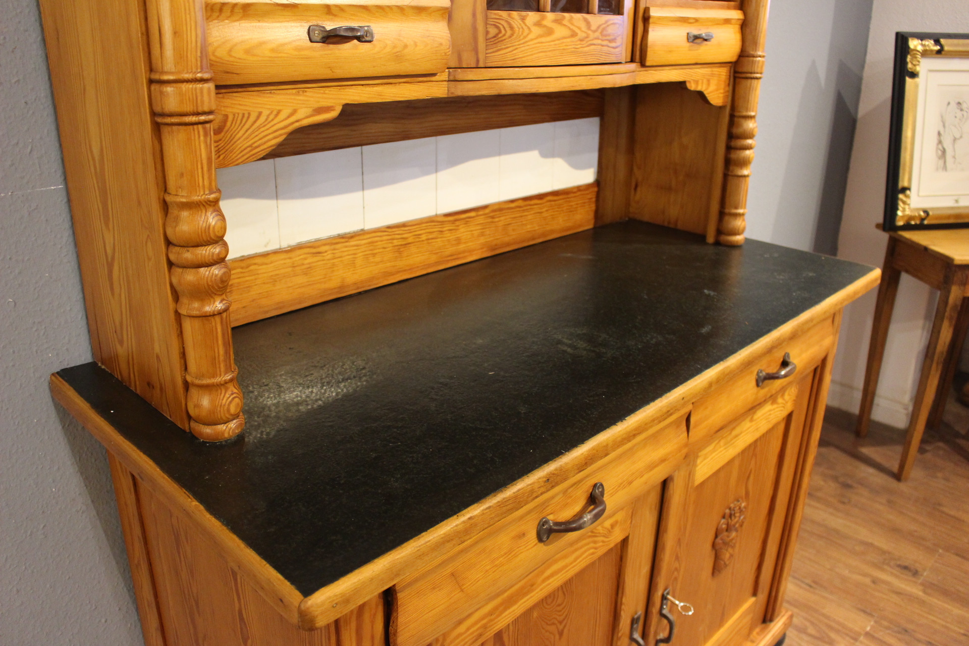 Art Deco Küchenschrank, Weichholz Kiefer (Art.-Nr. 05099)