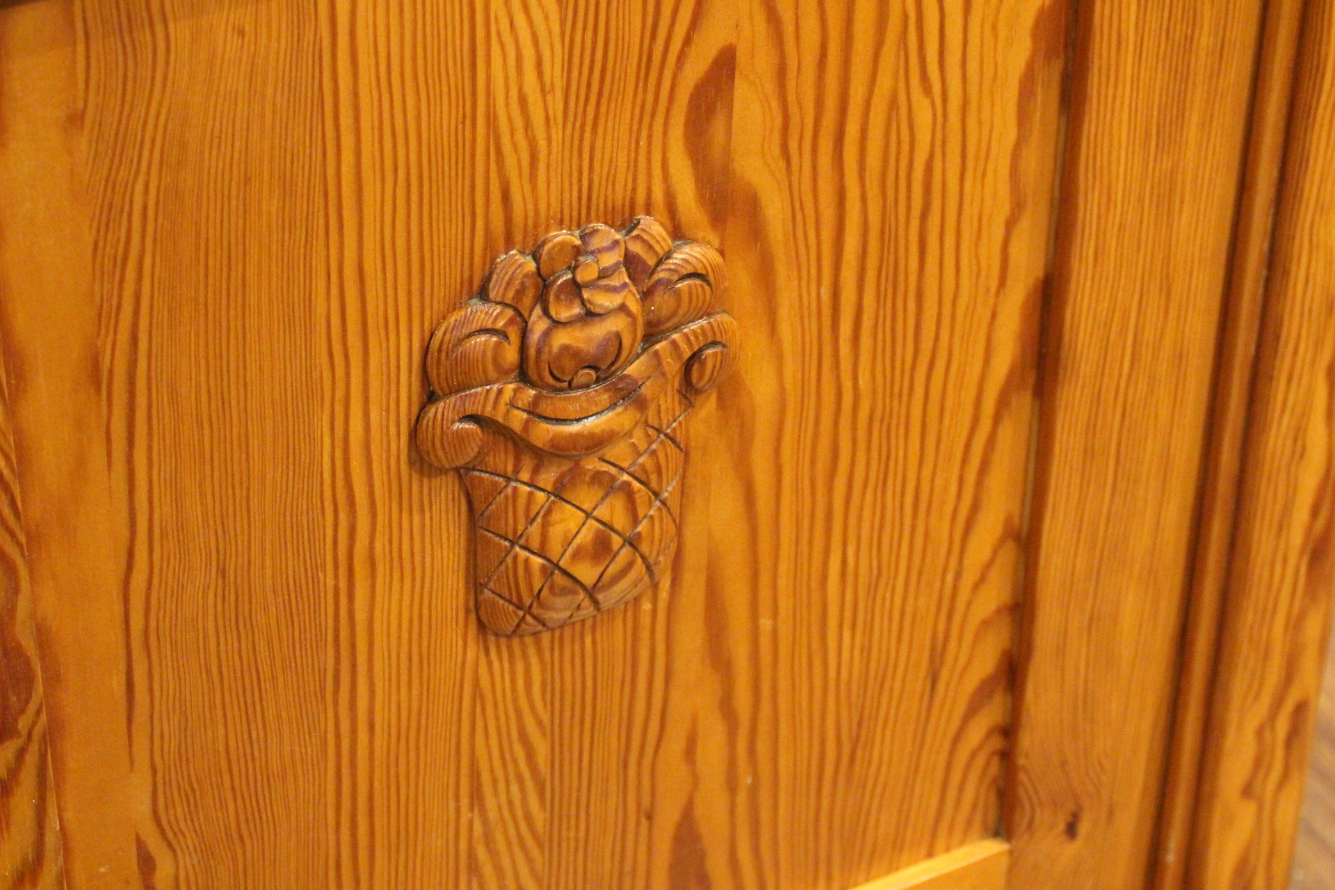Art Deco Küchenschrank, Weichholz Kiefer (Art.-Nr. 05099)