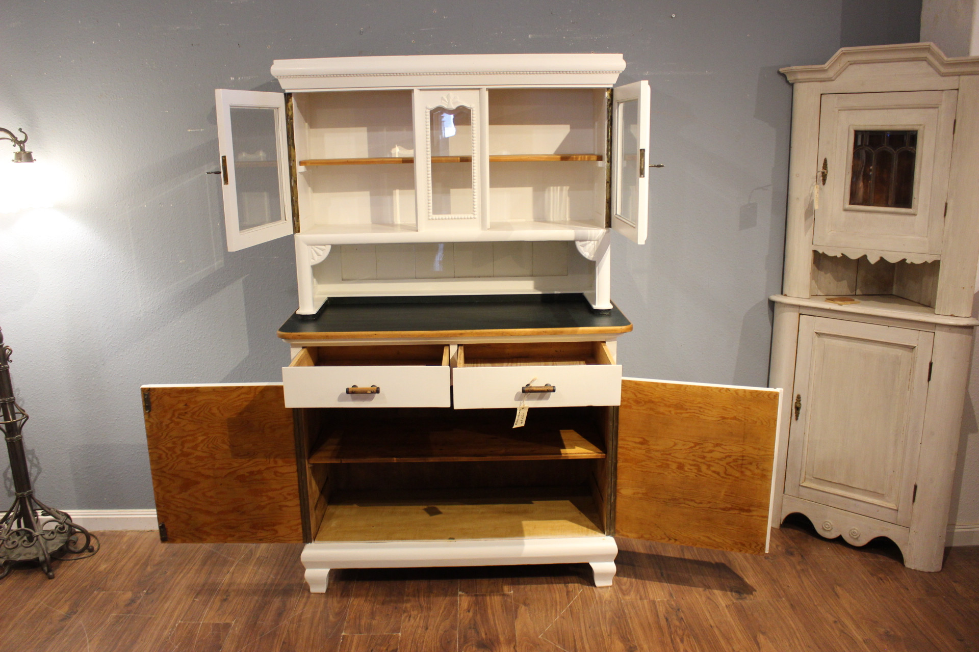 Art Deco Küchenschrank, Weichholz Kiefer weiß gestrichen (Art.-Nr. 04051)