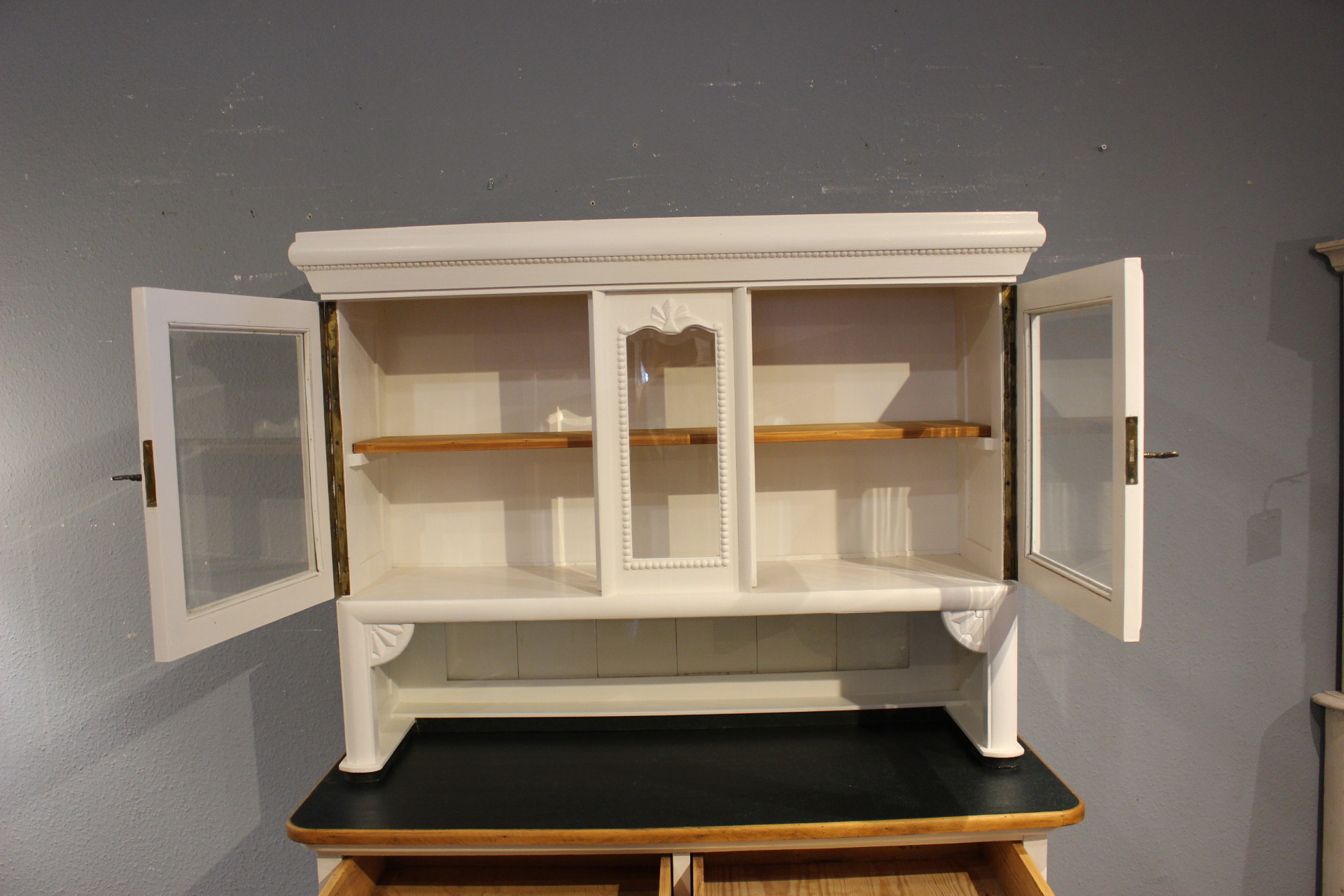 Art Deco Küchenschrank, Weichholz Kiefer weiß gestrichen (Art.-Nr. 04051)