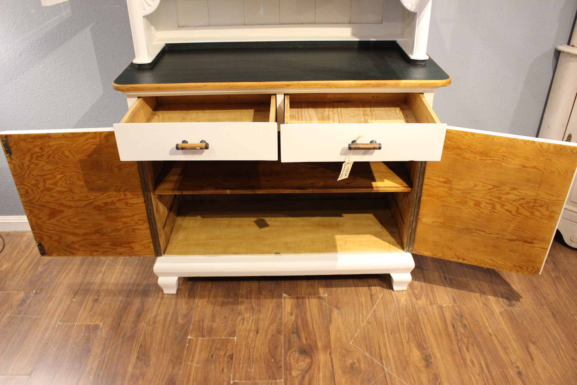 Art Deco Küchenschrank, Weichholz Kiefer weiß gestrichen (Art.-Nr. 04051)