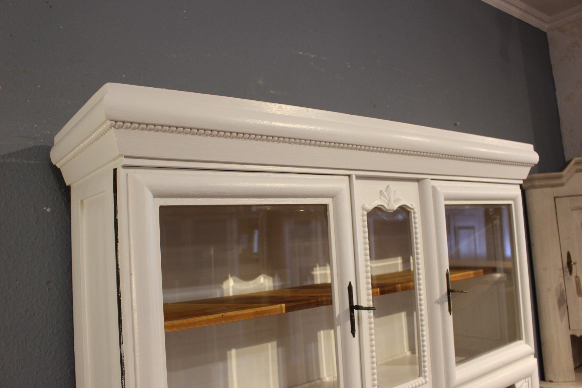 Art Deco Küchenschrank, Weichholz Kiefer weiß gestrichen (Art.-Nr. 04051)