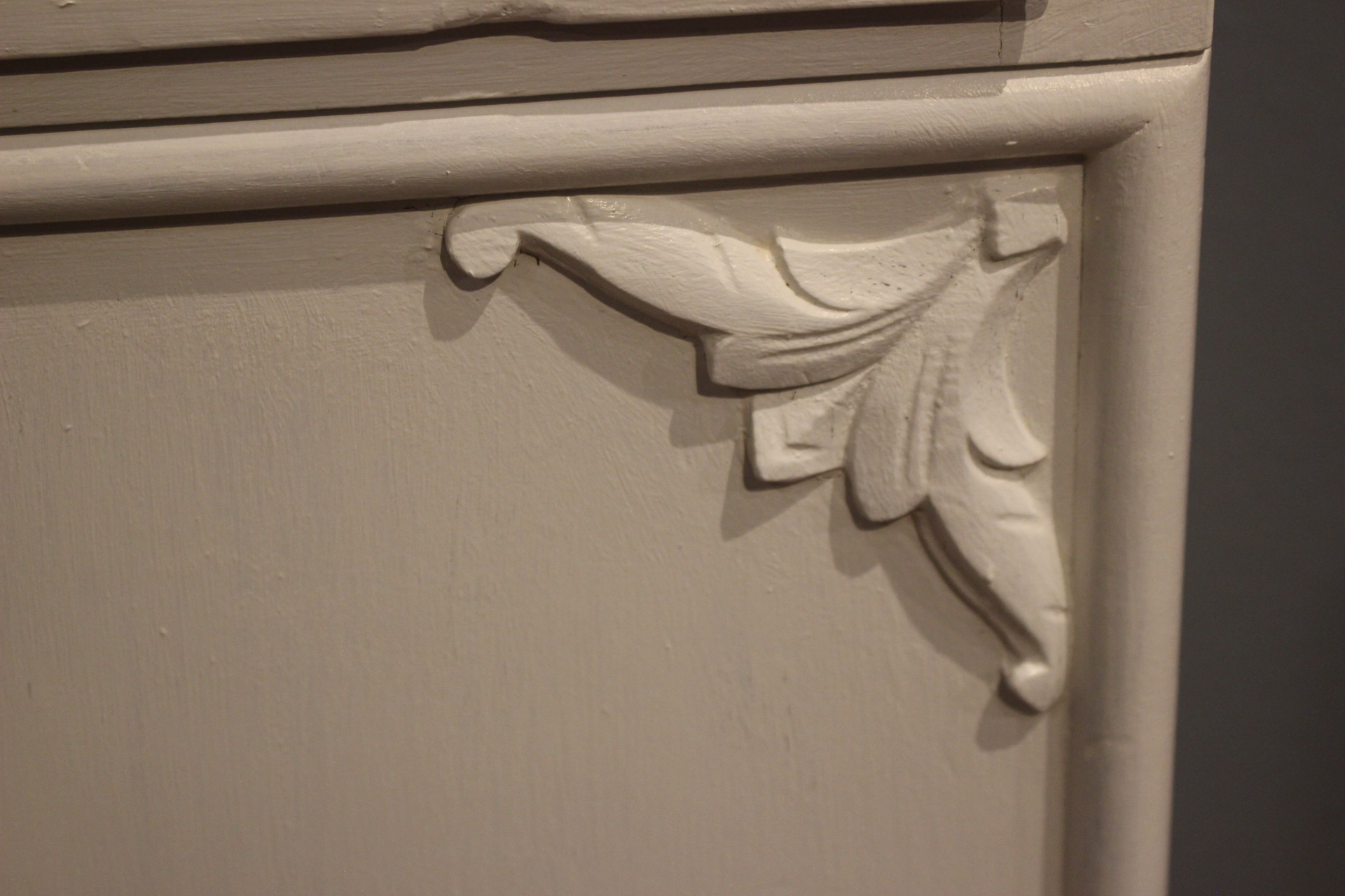 Art Deco Küchenschrank, Weichholz Kiefer weiß gestrichen (Art.-Nr. 04051)