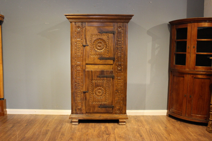 Barocker Zweiklappenschrank Eiche massiv (Art.-Nr.: 04377)