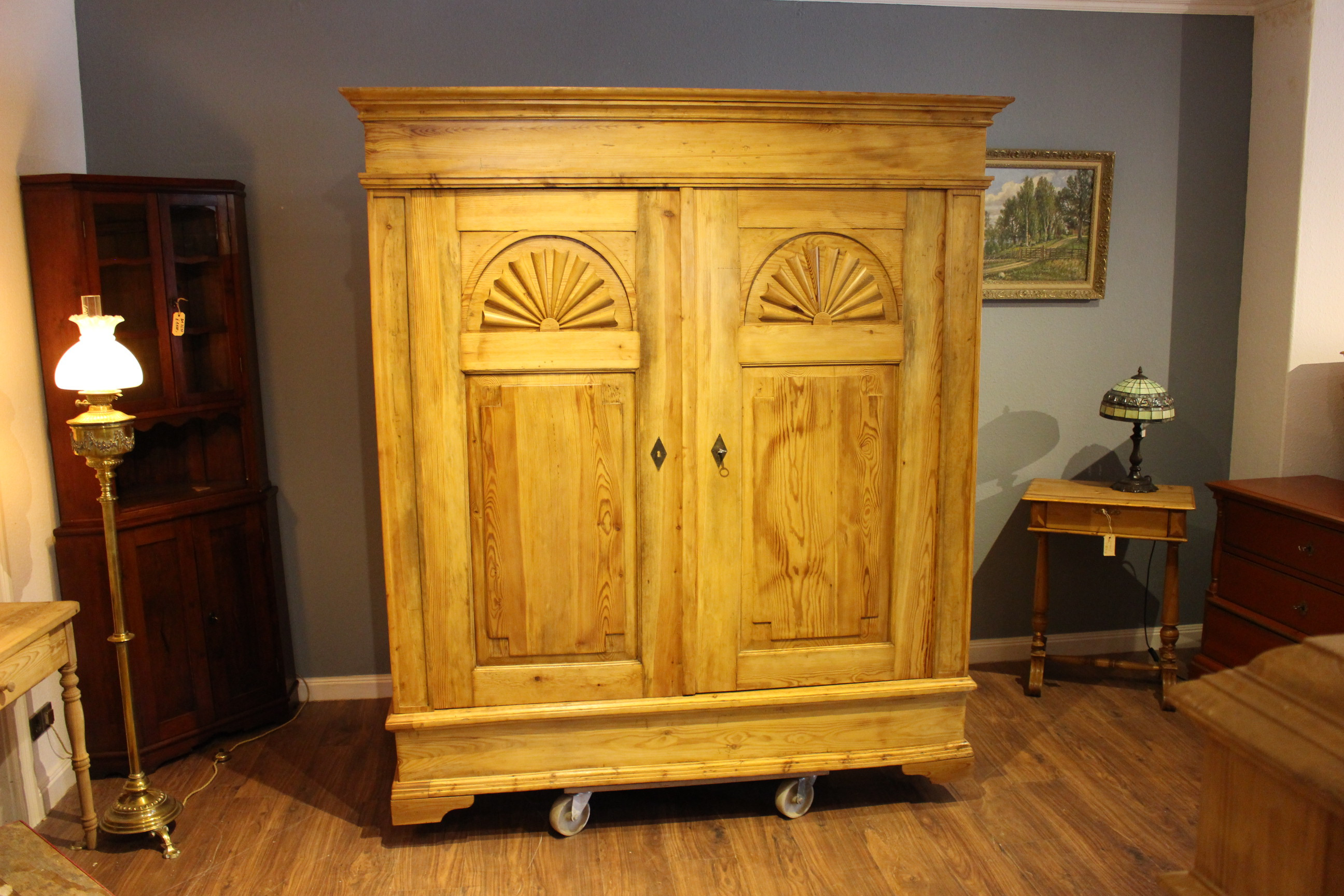 Bremer Sonnen-Schrank, 1830 Kiefer natur mit Schellack und Wachs. (Art.-Nr.: 03481)