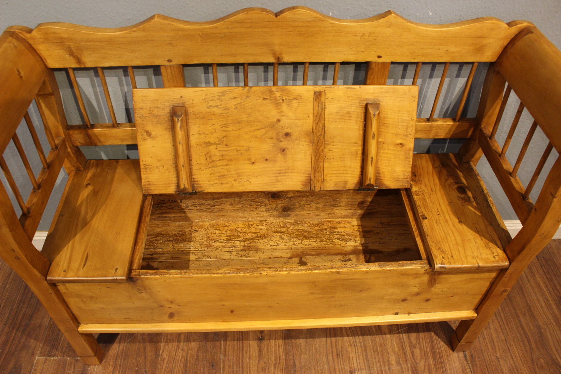 Bäuerliche Bank, antike Küchenbank, Siebenbürgen (Art.-Nr. 05124)