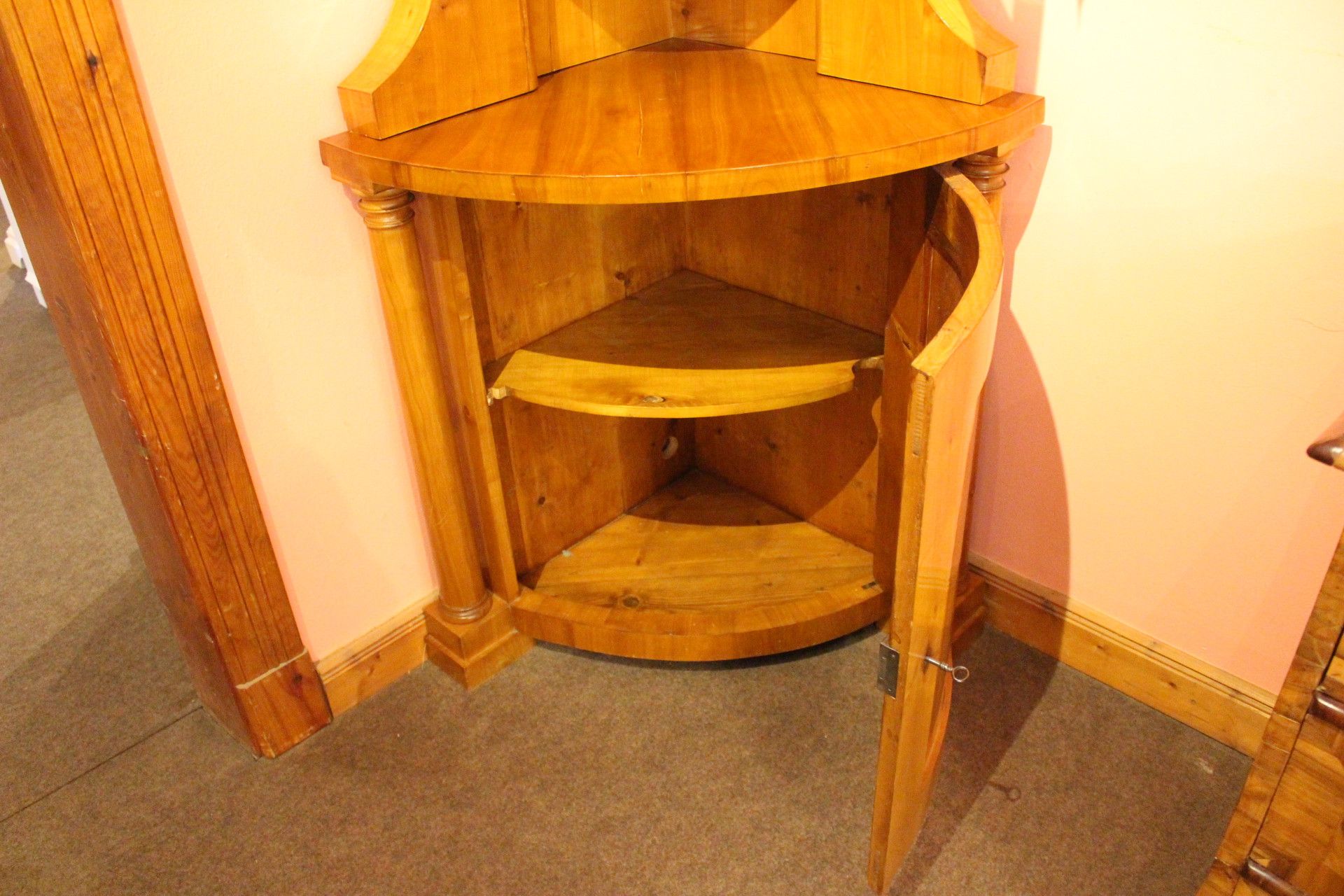 Ecktonnenschrank Eckvitrine Kirsche im Biedermeierstil (Art.-Nr. 04331)