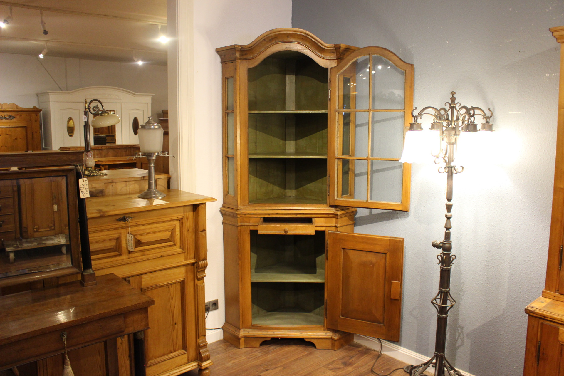 Eckvitrine, Eiche im Barockstil (Art.-Nr. 05138)