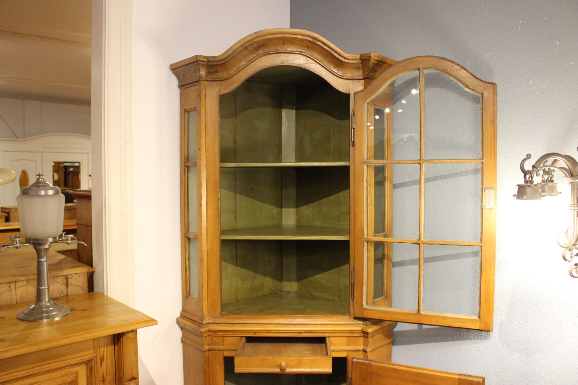 Eckvitrine, Eiche im Barockstil (Art.-Nr. 05138)