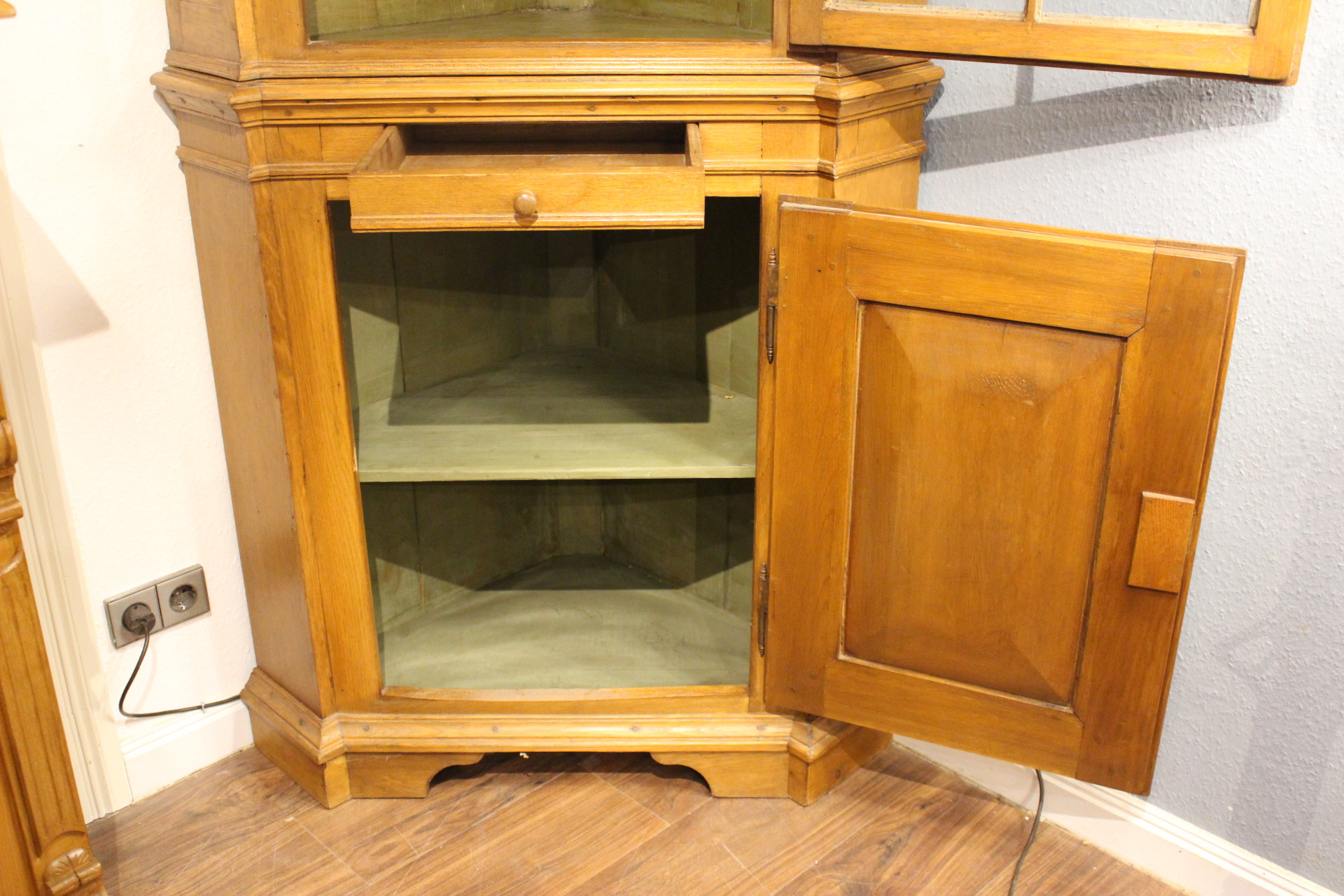 Eckvitrine, Eiche im Barockstil (Art.-Nr. 05138)