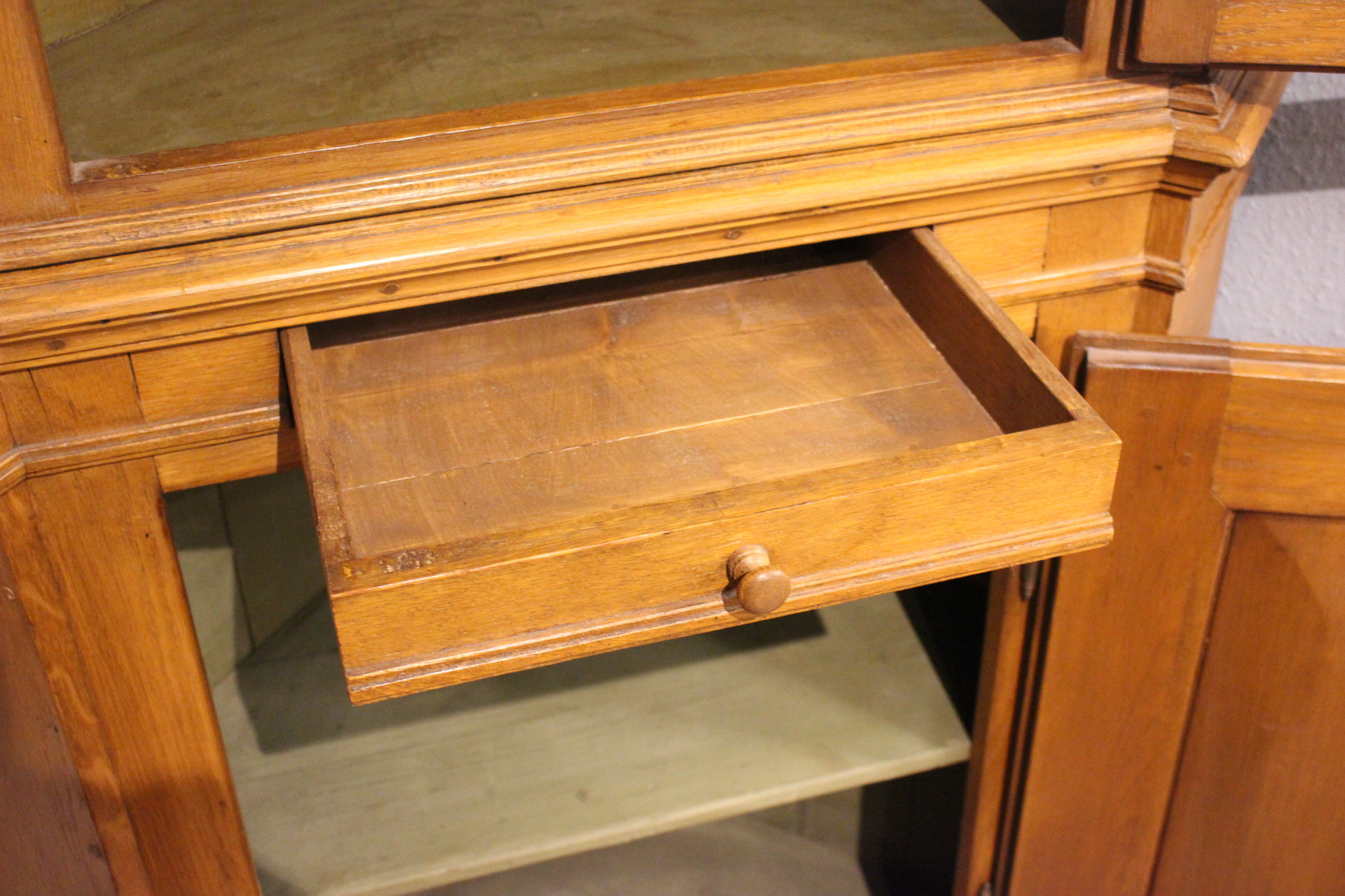 Eckvitrine, Eiche im Barockstil (Art.-Nr. 05138)