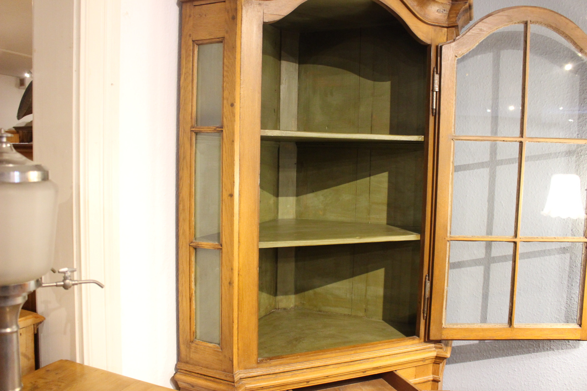 Eckvitrine, Eiche im Barockstil (Art.-Nr. 05138)