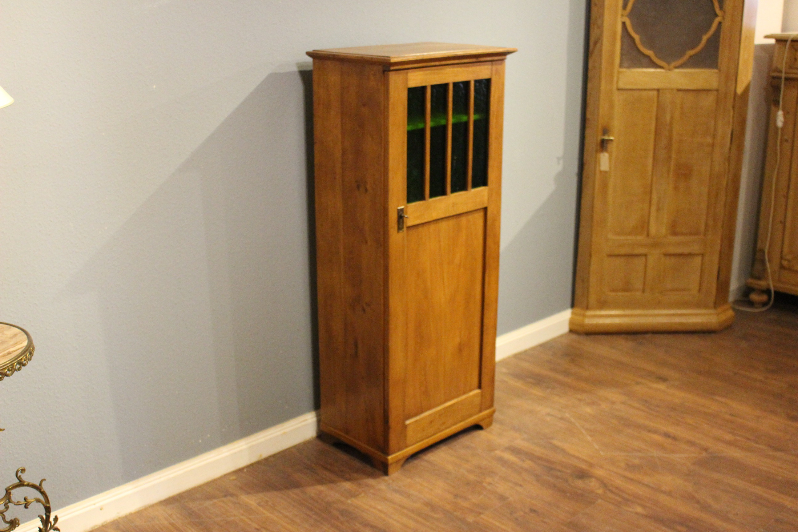 Eintüriger kleiner Schrank, Vorratschrank, Eiche Jugendstil (Art.-Nr. 04077)