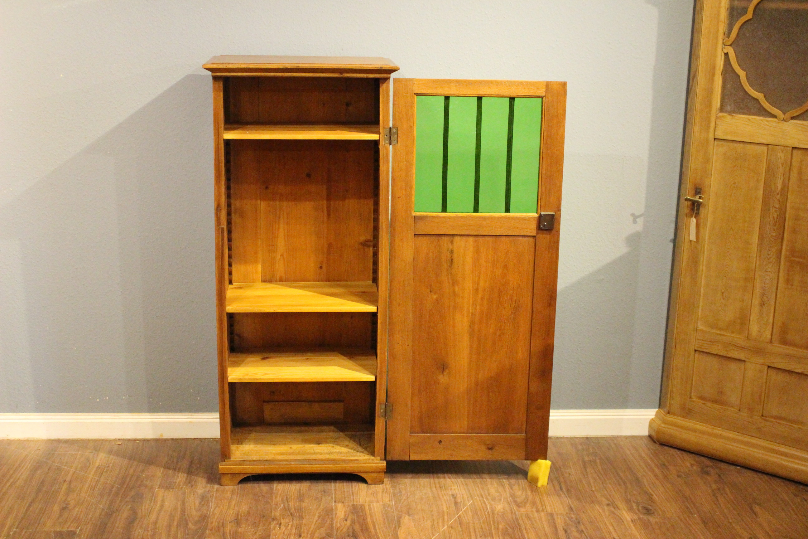 Eintüriger kleiner Schrank, Vorratschrank, Eiche Jugendstil (Art.-Nr. 04077)