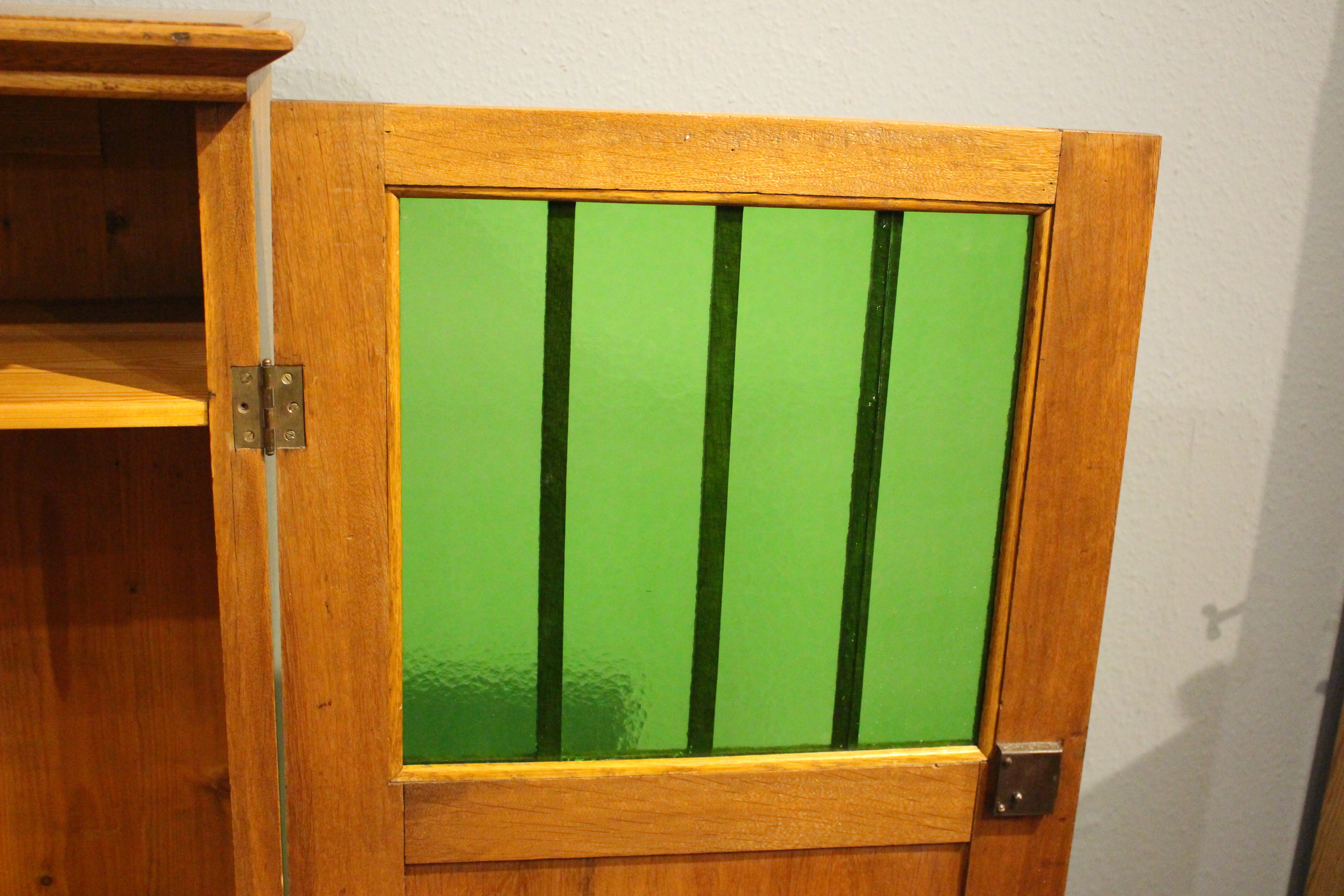 Eintüriger kleiner Schrank, Vorratschrank, Eiche Jugendstil (Art.-Nr. 04077)