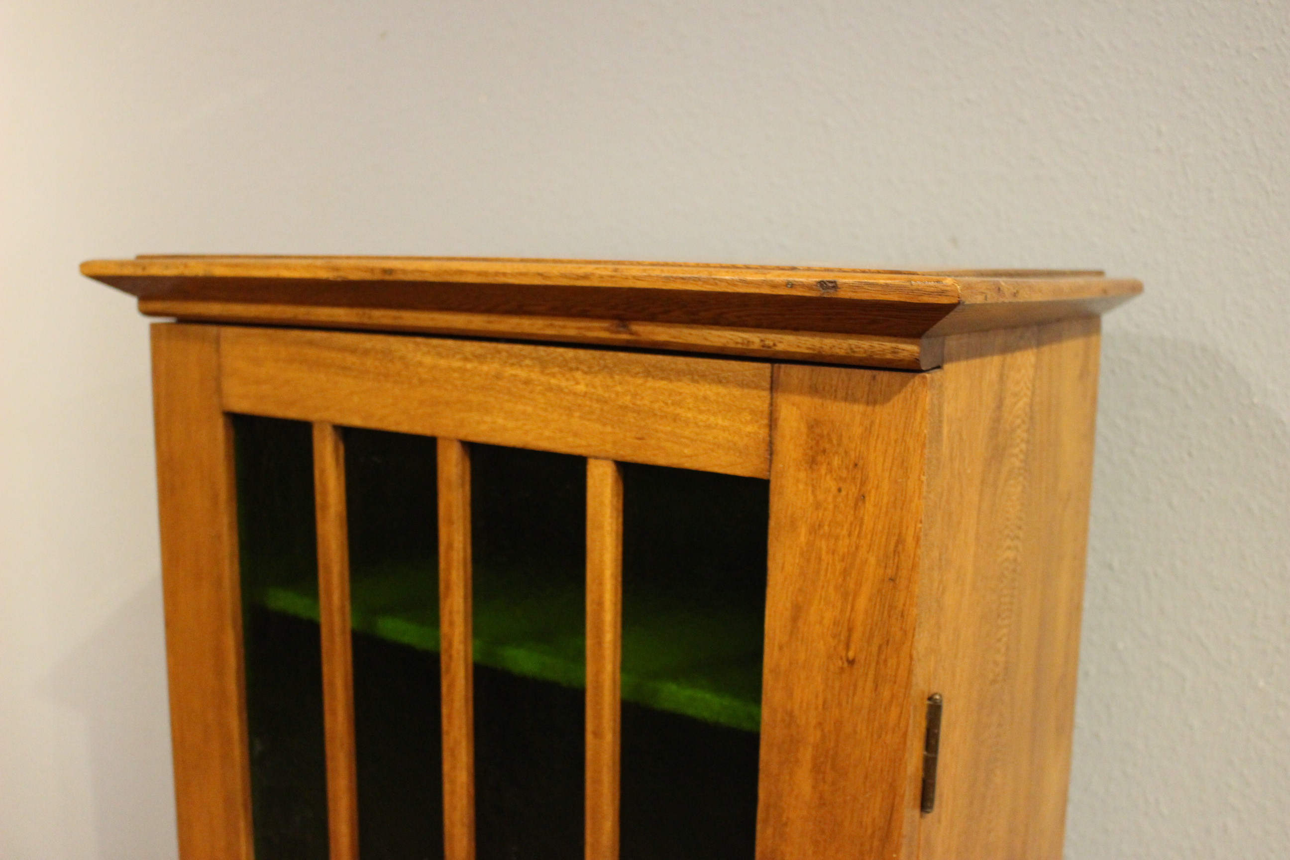 Eintüriger kleiner Schrank, Vorratschrank, Eiche Jugendstil (Art.-Nr. 04077)
