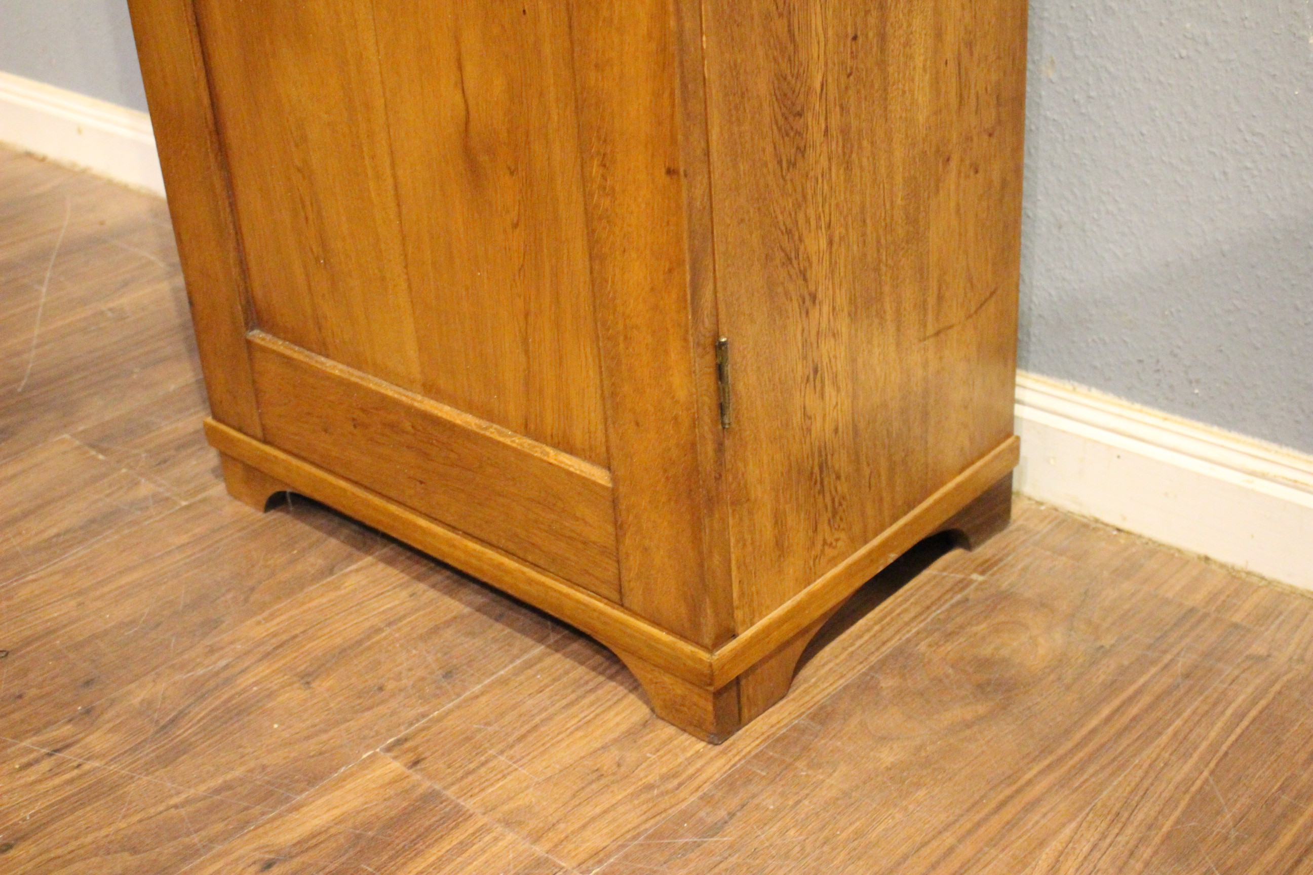 Eintüriger kleiner Schrank, Vorratschrank, Eiche Jugendstil (Art.-Nr. 04077)