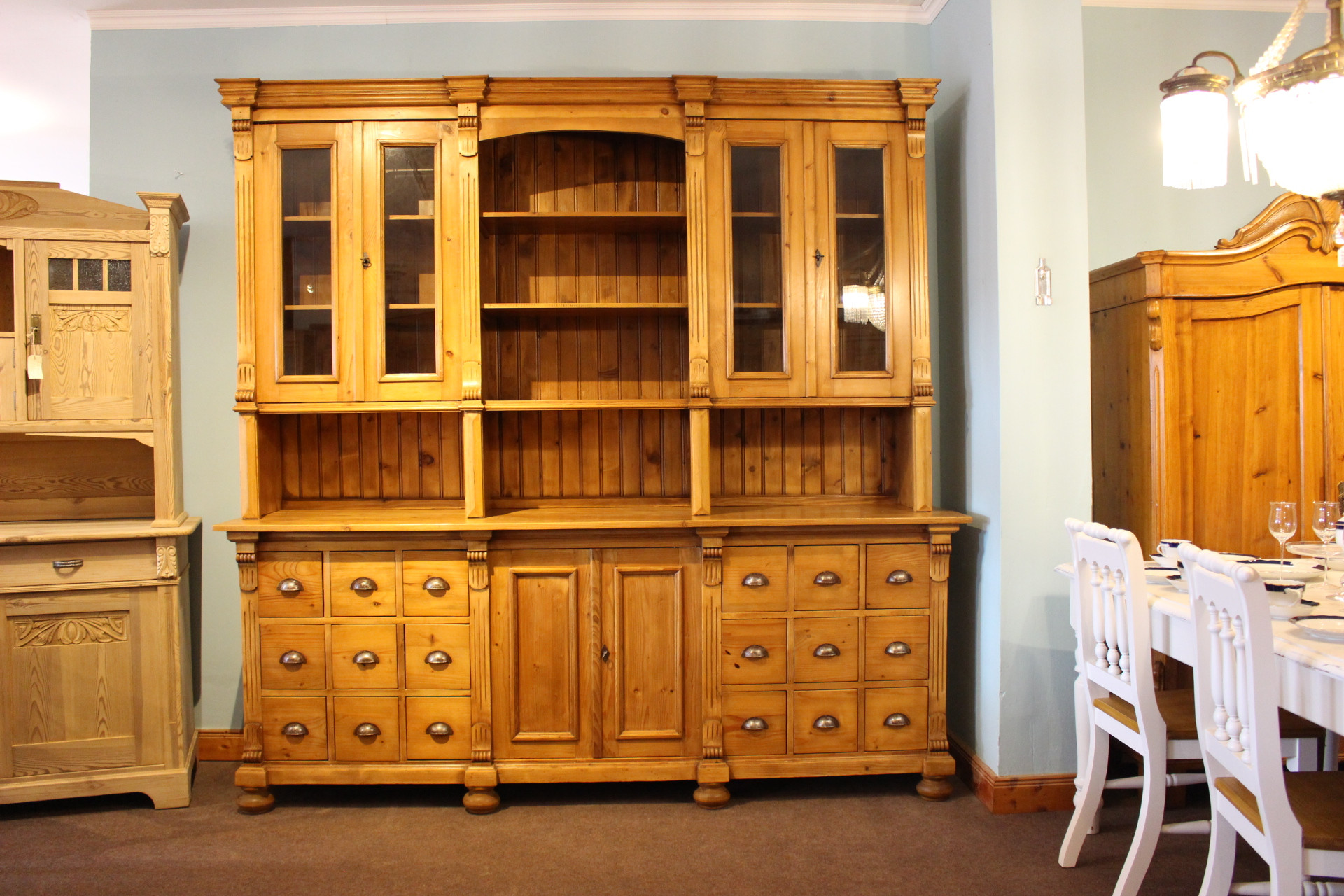 Großer Geschirrschrank, Tresenrückenwand, Ladeneinrichtung, Apothekerschrank