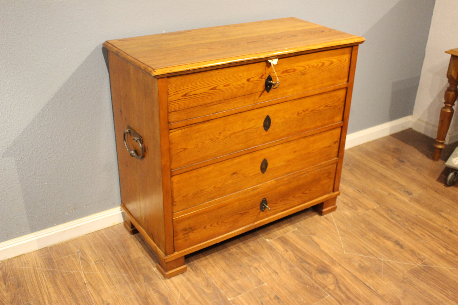 Anrichten Truhen und Sideboards