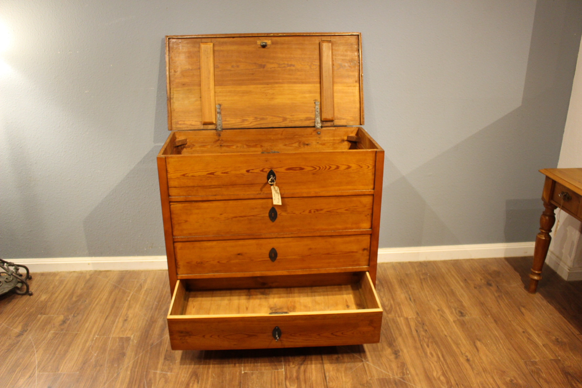 Große Brandtruhe aus der Biedermeierzeit (Art.-Nr. 05104)