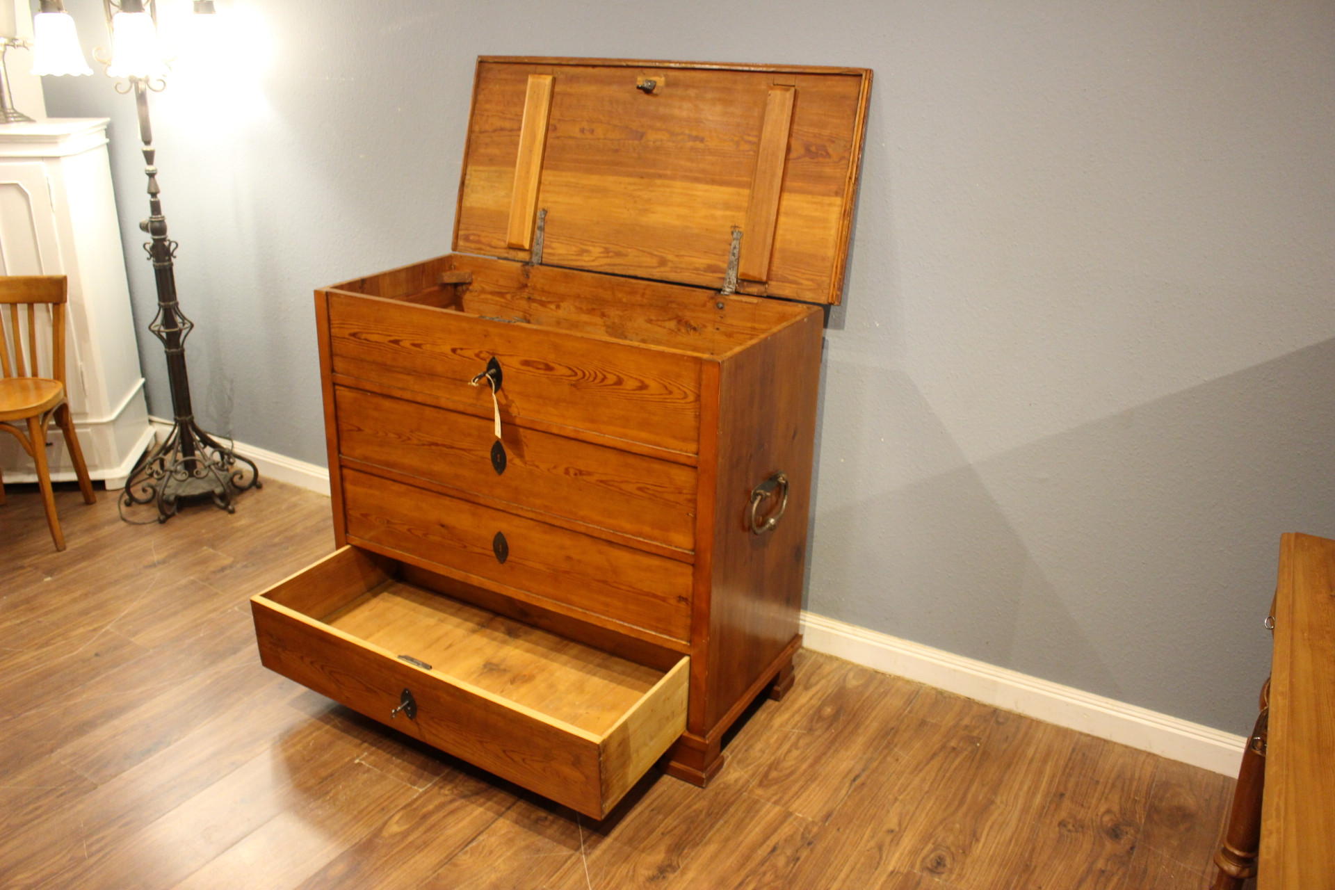 Große Brandtruhe aus der Biedermeierzeit (Art.-Nr. 05104)