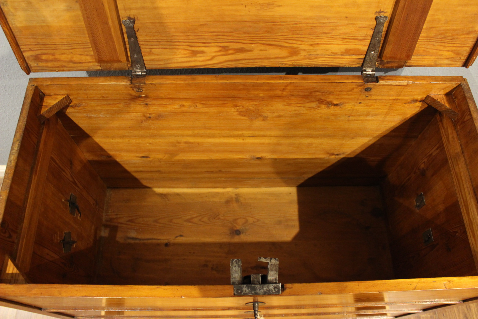 Große Brandtruhe aus der Biedermeierzeit (Art.-Nr. 05104)