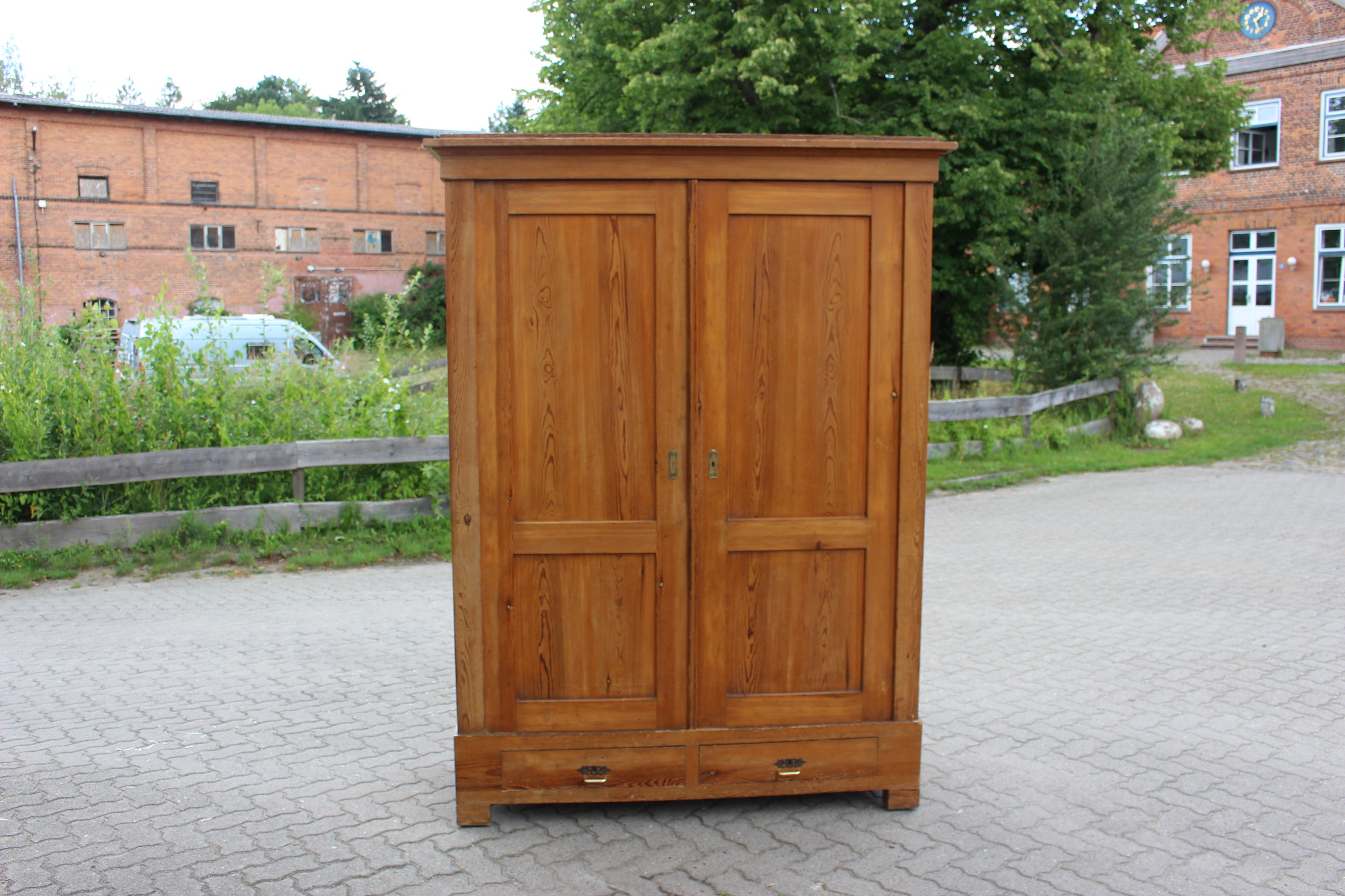 Großer Biedermeier Kleiderschrank, Dielenschrank mit Schubladen. (Art.-Nr.: 03800)