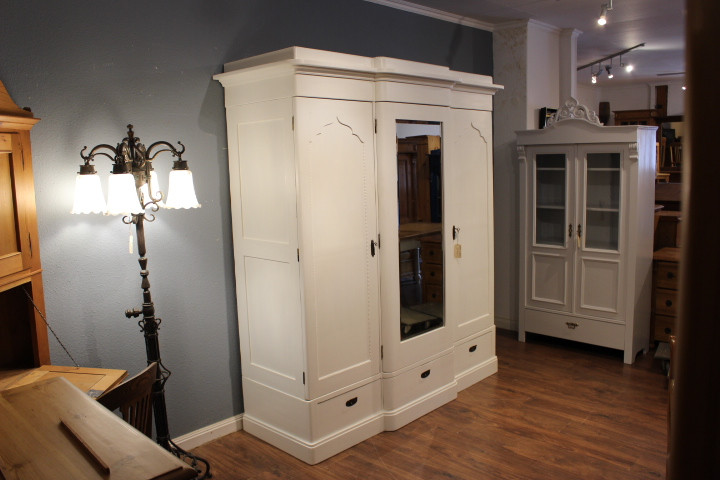 Großer Kleiderschrank, weiß gestrichen, Art déco (Art.-Nr.: 04770)