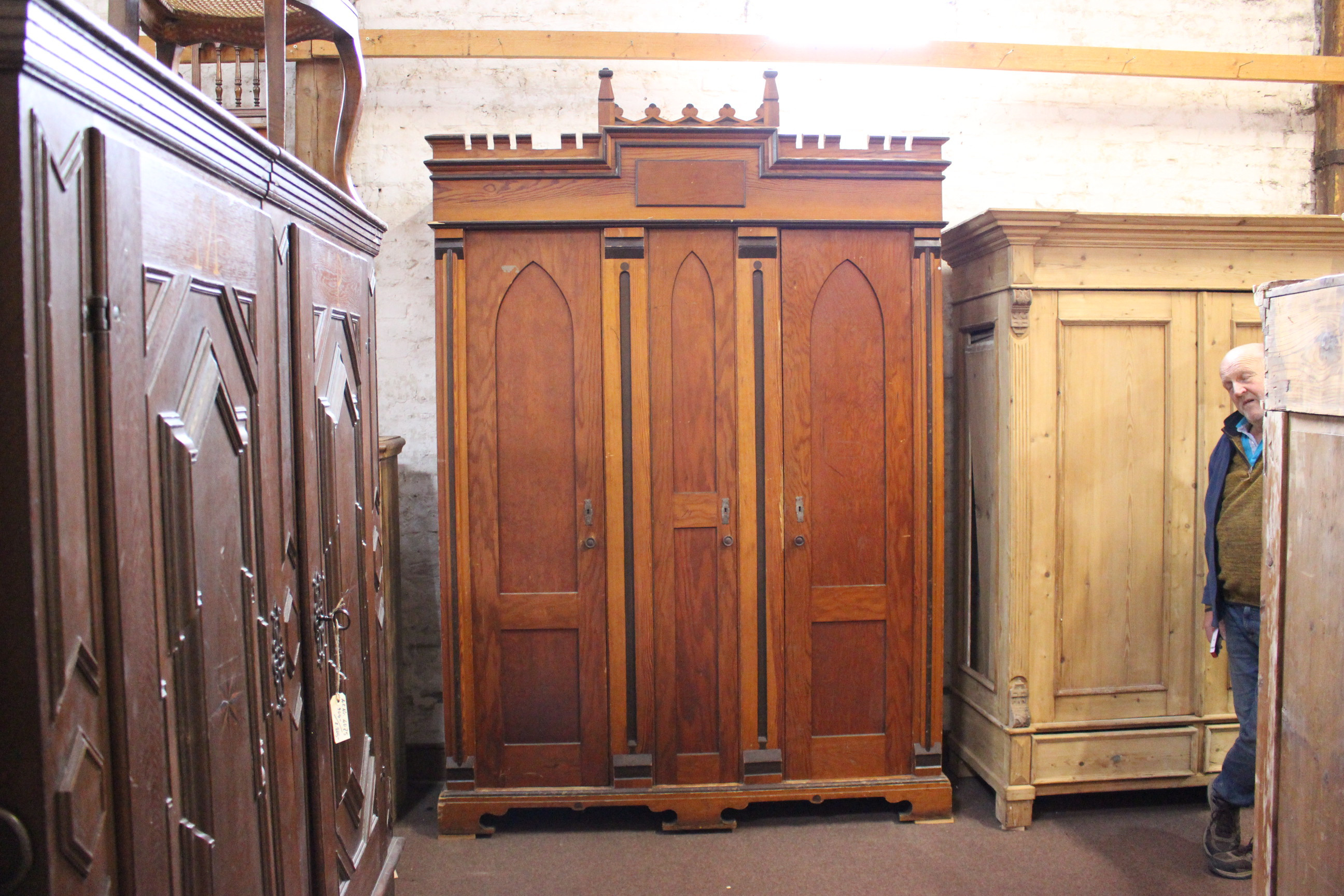 Großer Kleiderschrank, Hallenschrank in Kiefer dreitürig (Art.-Nr.: 04244)