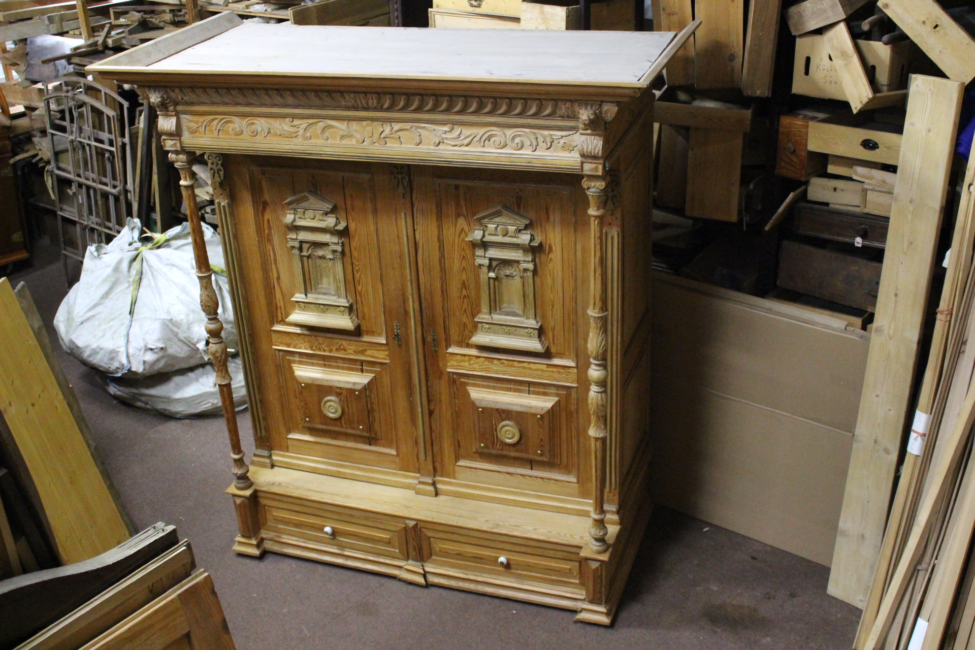 Großer Hallenschrank in Kiefer zweitürig mit Schubladen (Art.-Nr. 04799)