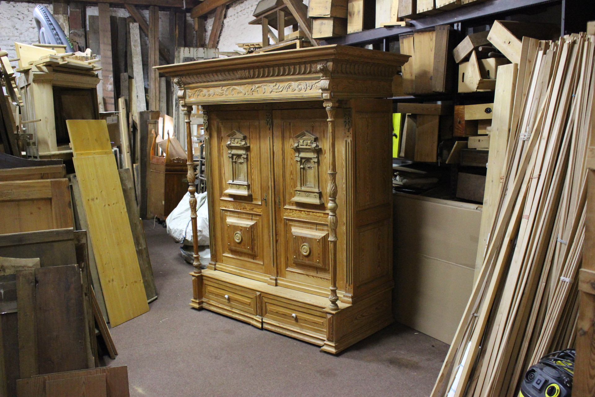 Großer Hallenschrank in Kiefer zweitürig mit Schubladen (Art.-Nr.: 04799)