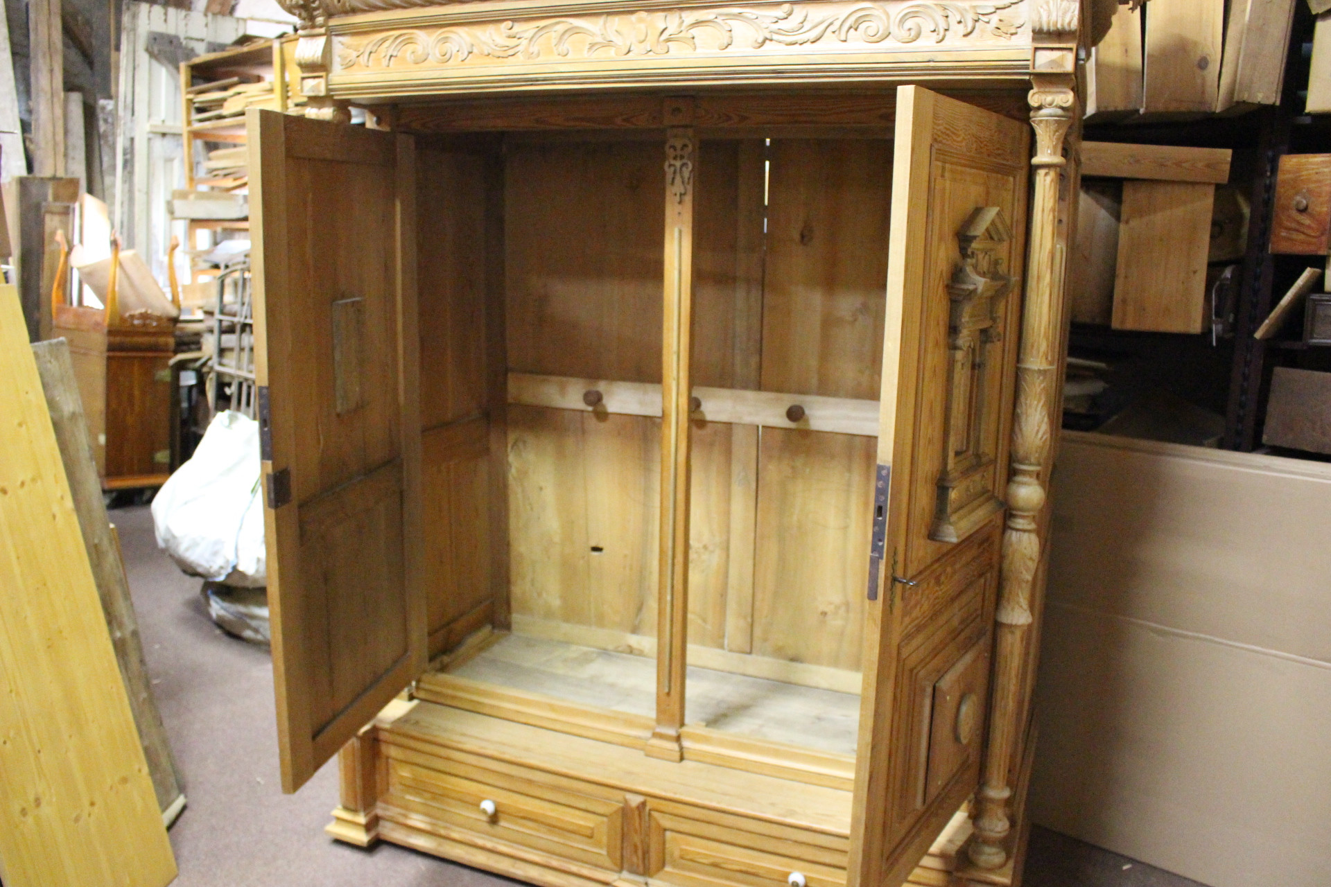 Großer Hallenschrank in Kiefer zweitürig mit Schubladen (Art.-Nr. 04799)
