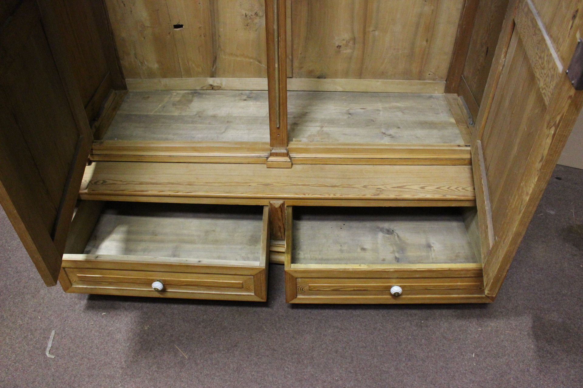 Großer Hallenschrank in Kiefer zweitürig mit Schubladen (Art.-Nr. 04799)