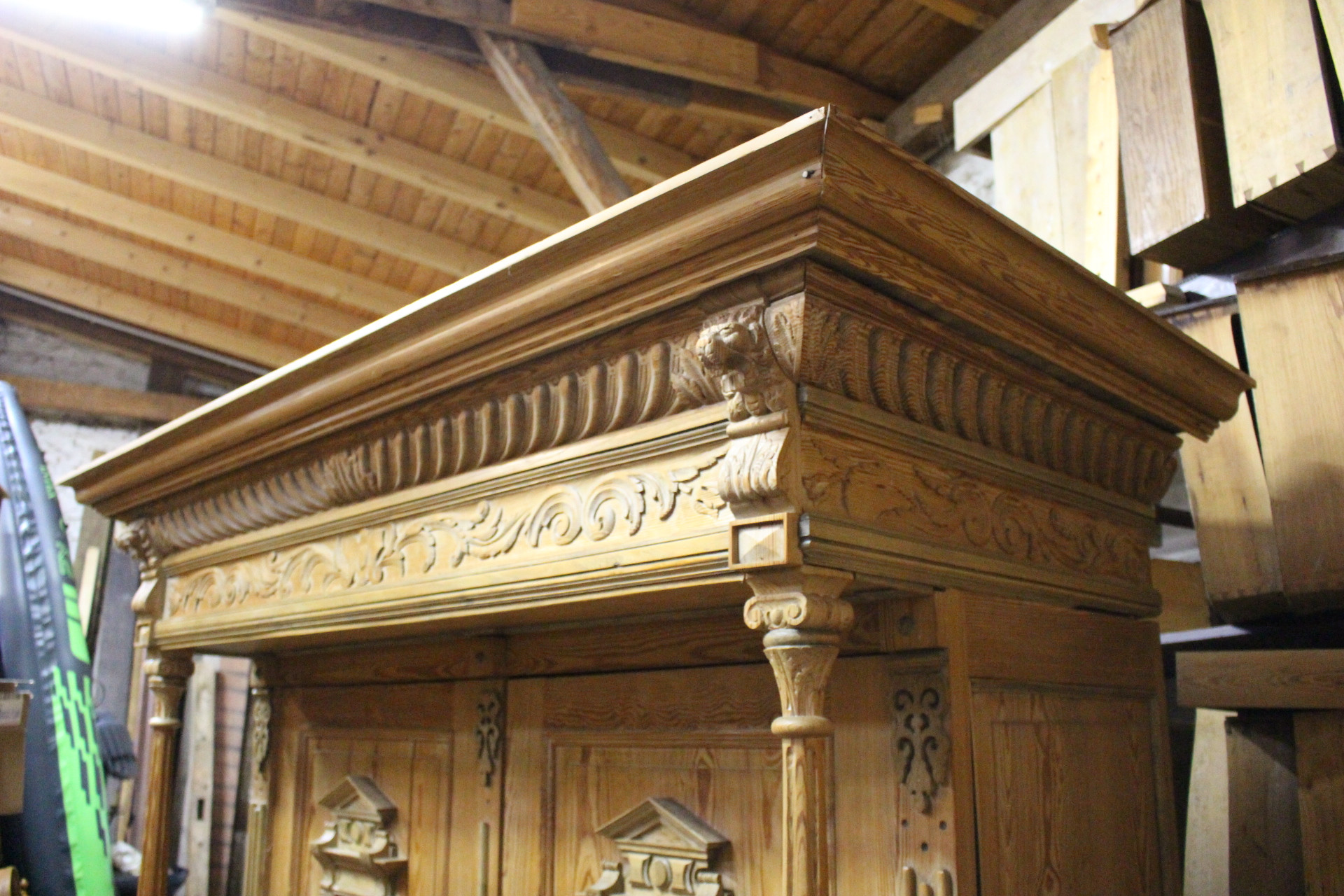 Großer Hallenschrank in Kiefer zweitürig mit Schubladen (Art.-Nr. 04799)